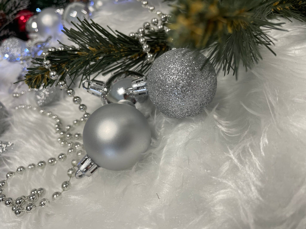 Set globuri si decoratiuni de Craciun, 51 piese, diverse dimensiuni, argintiu