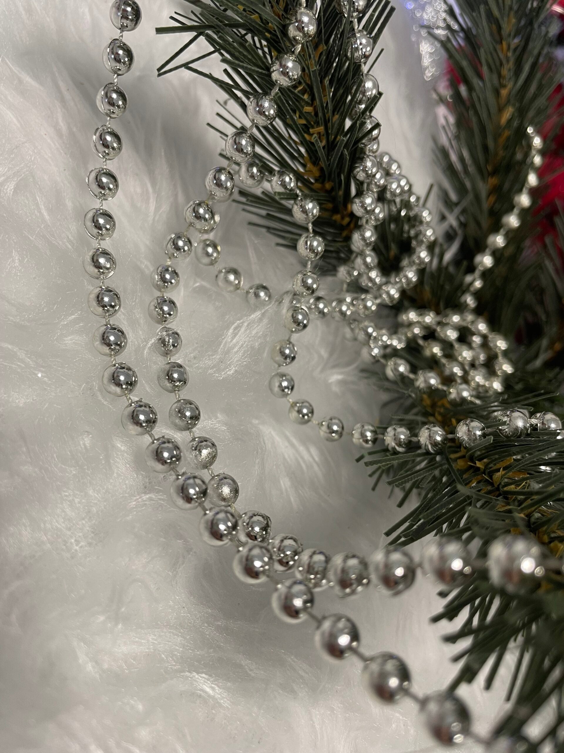 Set globuri si decoratiuni de Craciun, 51 piese, diverse dimensiuni, argintiu