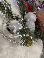 Set globuri si decoratiuni de Craciun, 51 piese, diverse dimensiuni, argintiu