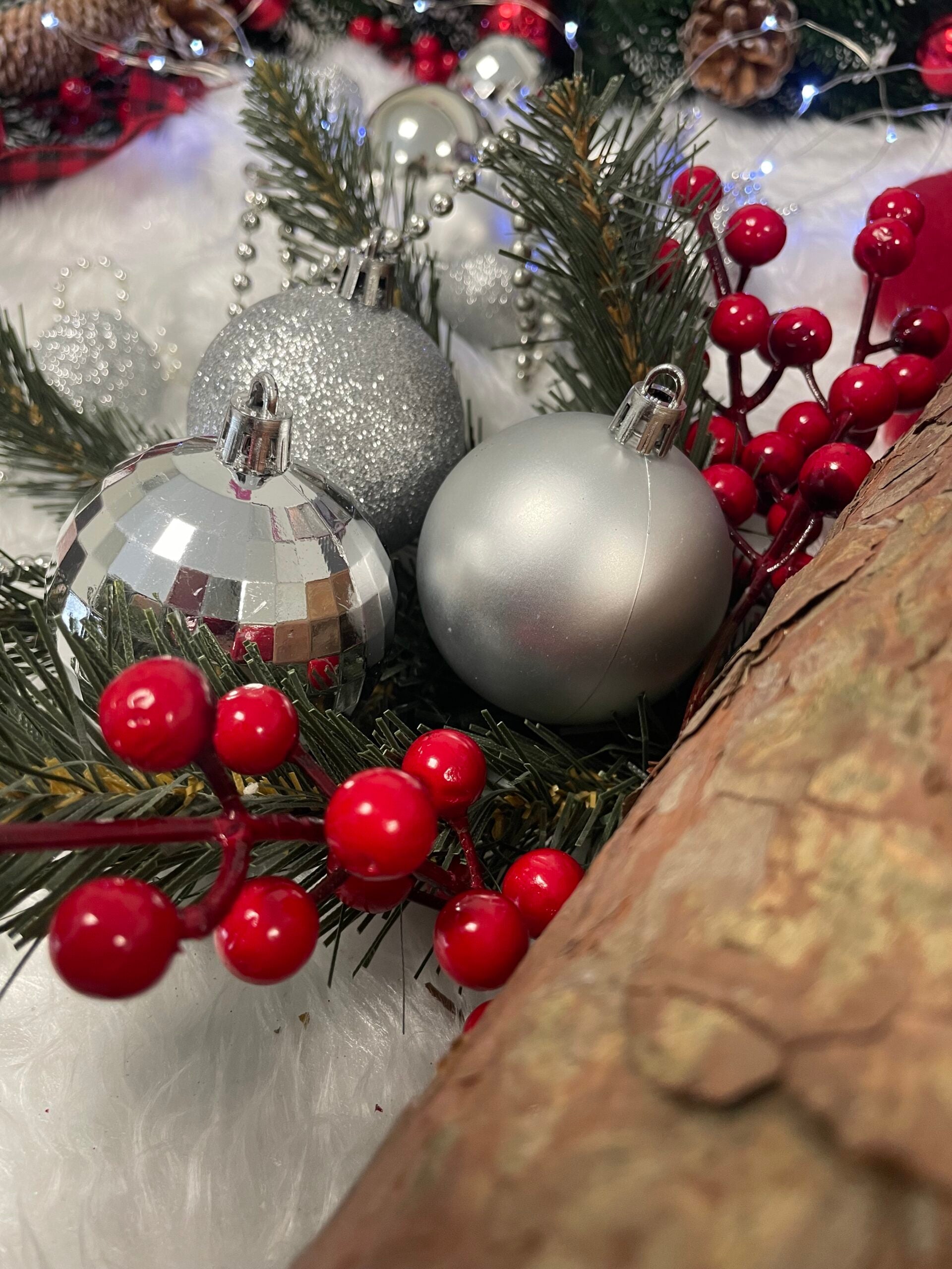 Set globuri si decoratiuni de Craciun, 51 piese, diverse dimensiuni, argintiu