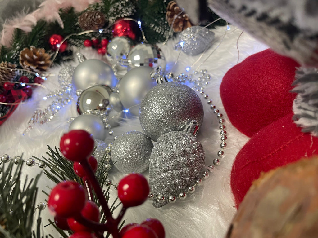 Set globuri si decoratiuni de Craciun, 51 piese, diverse dimensiuni, argintiu