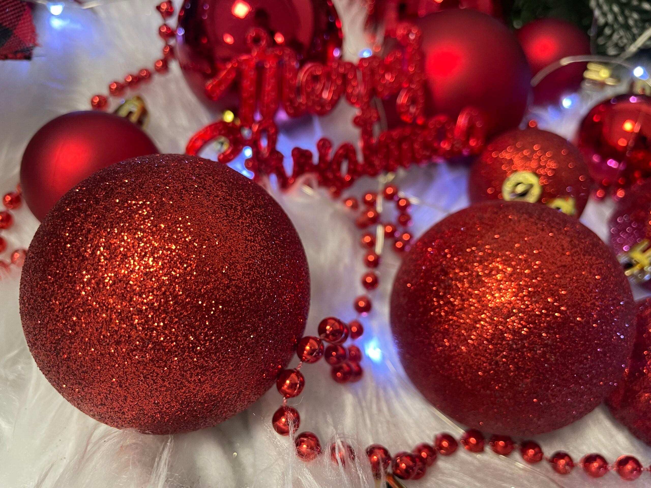 Set globuri si decoratiuni de Craciun, 51 piese, diverse dimensiuni, rosu