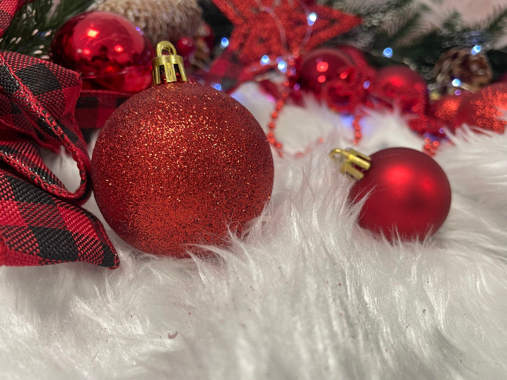 Set globuri si decoratiuni de Craciun, 51 piese, diverse dimensiuni, rosu