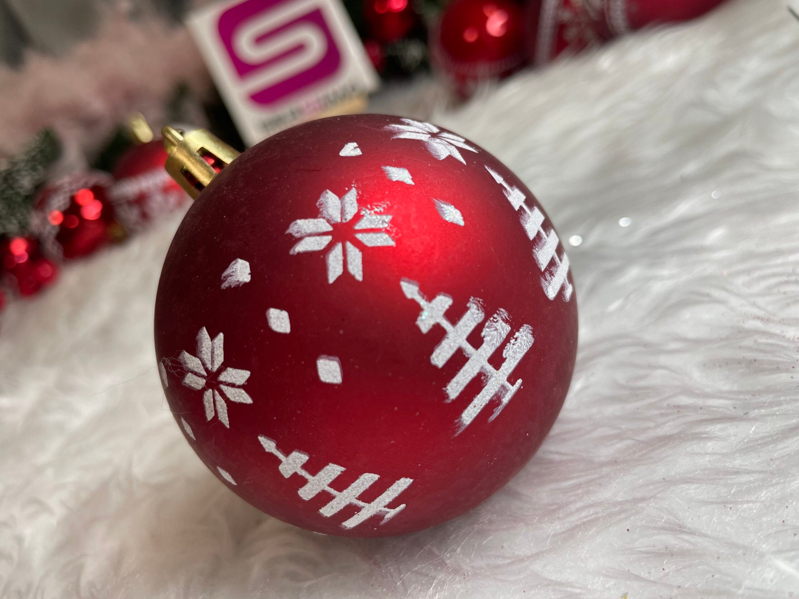 Set globuri de Craciun cu modele de sarbatori, 30 bucati, 7cm, alb rosu