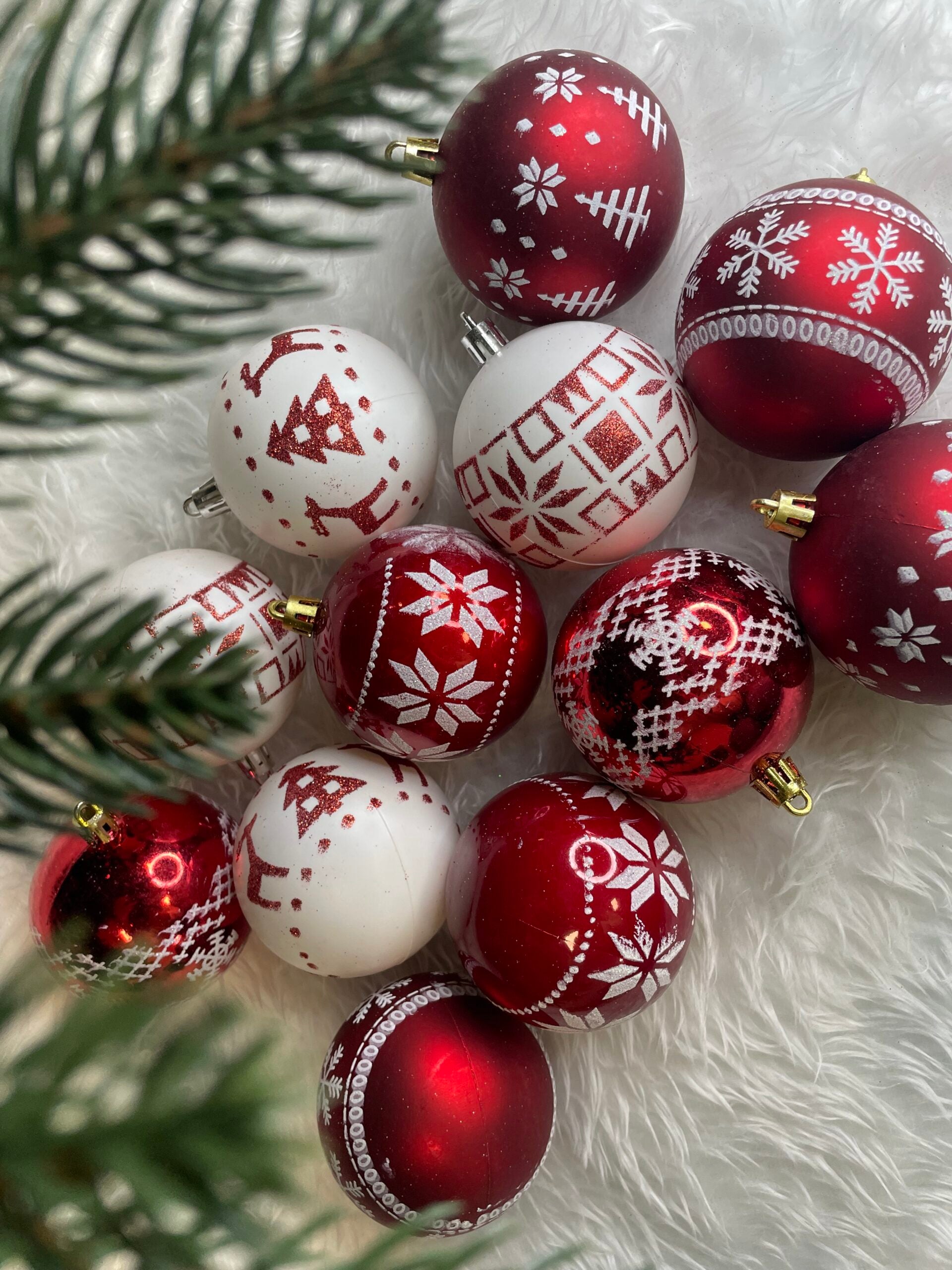 Set globuri de Craciun cu modele de sarbatori, 30 bucati, 7cm, alb rosu