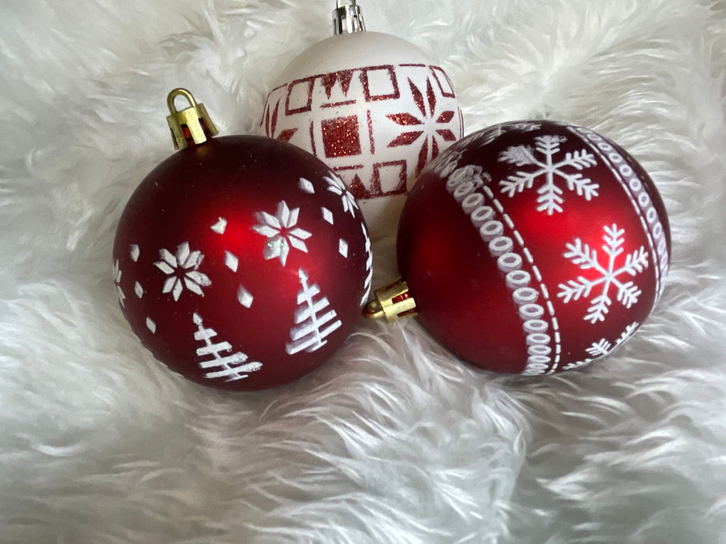 Set globuri de Craciun cu modele de sarbatori, 30 bucati, 7cm, alb rosu