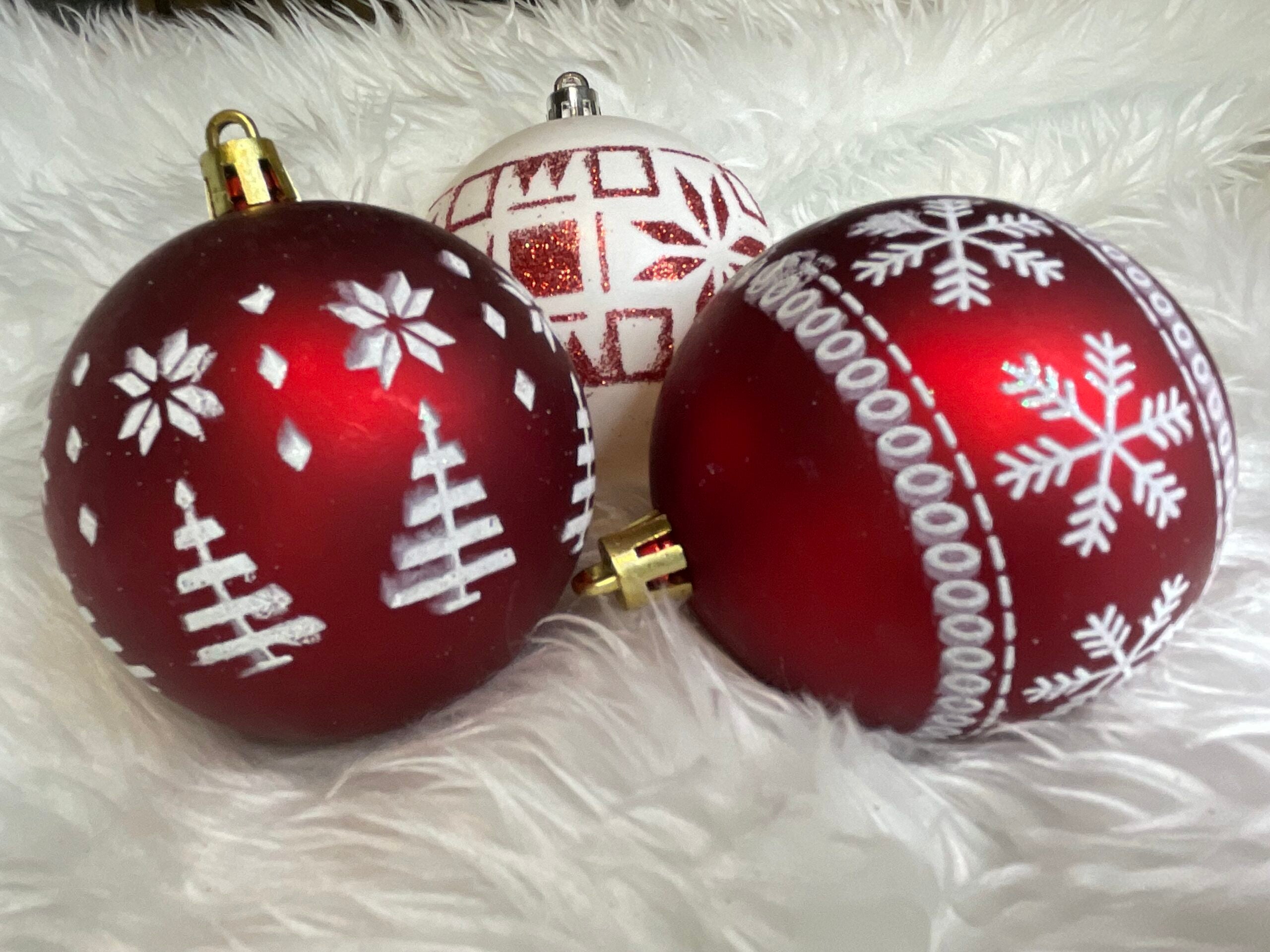 Set globuri de Craciun cu modele de sarbatori, 30 bucati, 7cm, alb rosu