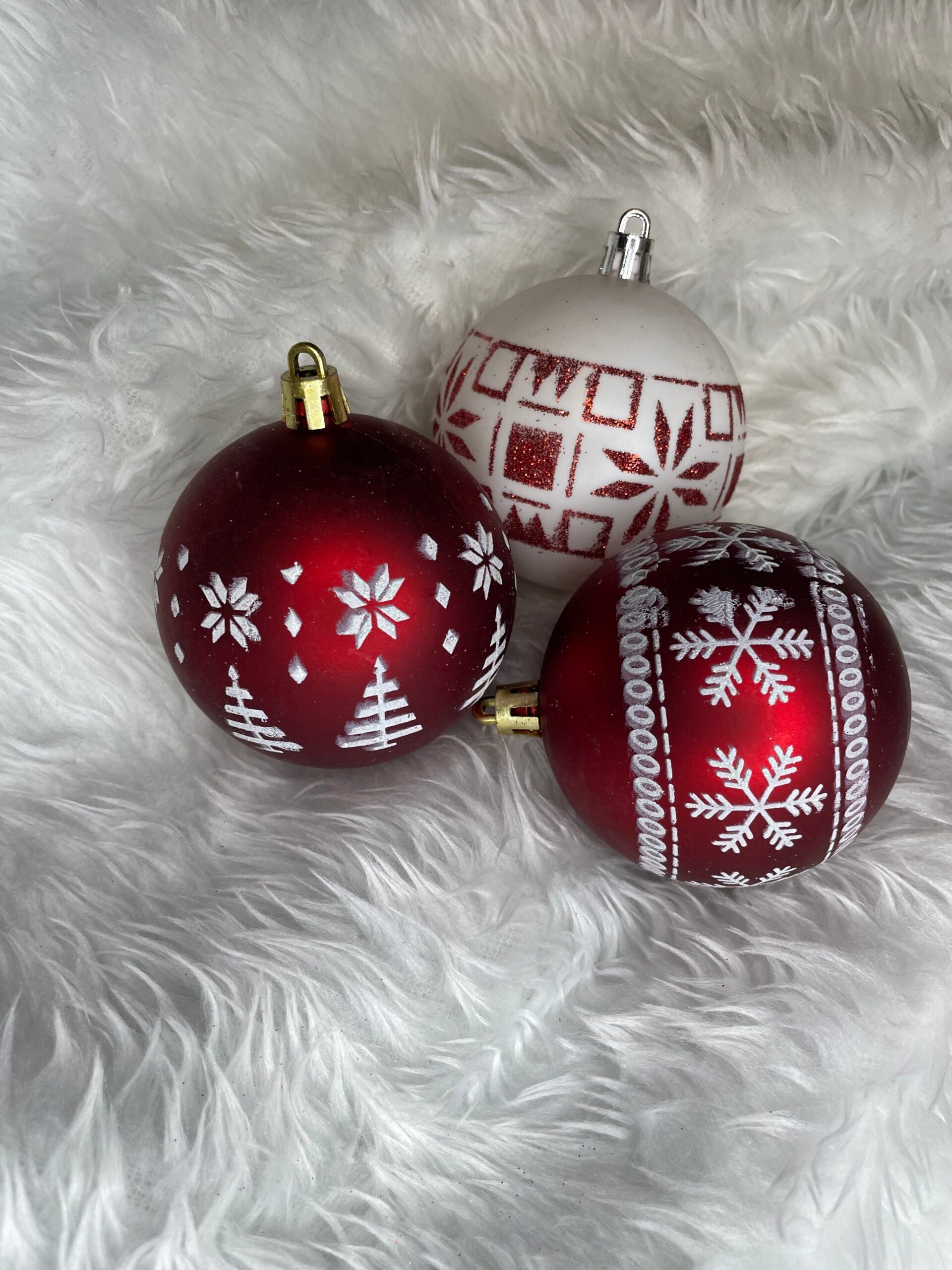 Set globuri de Craciun cu modele de sarbatori, 30 bucati, 7cm, alb rosu