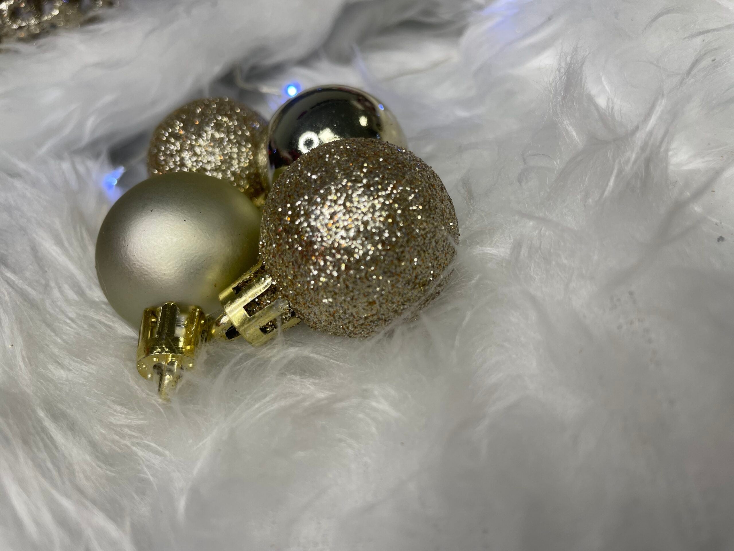 Set globuri de Craciun, 100 bucati, 3-6cm, auriu