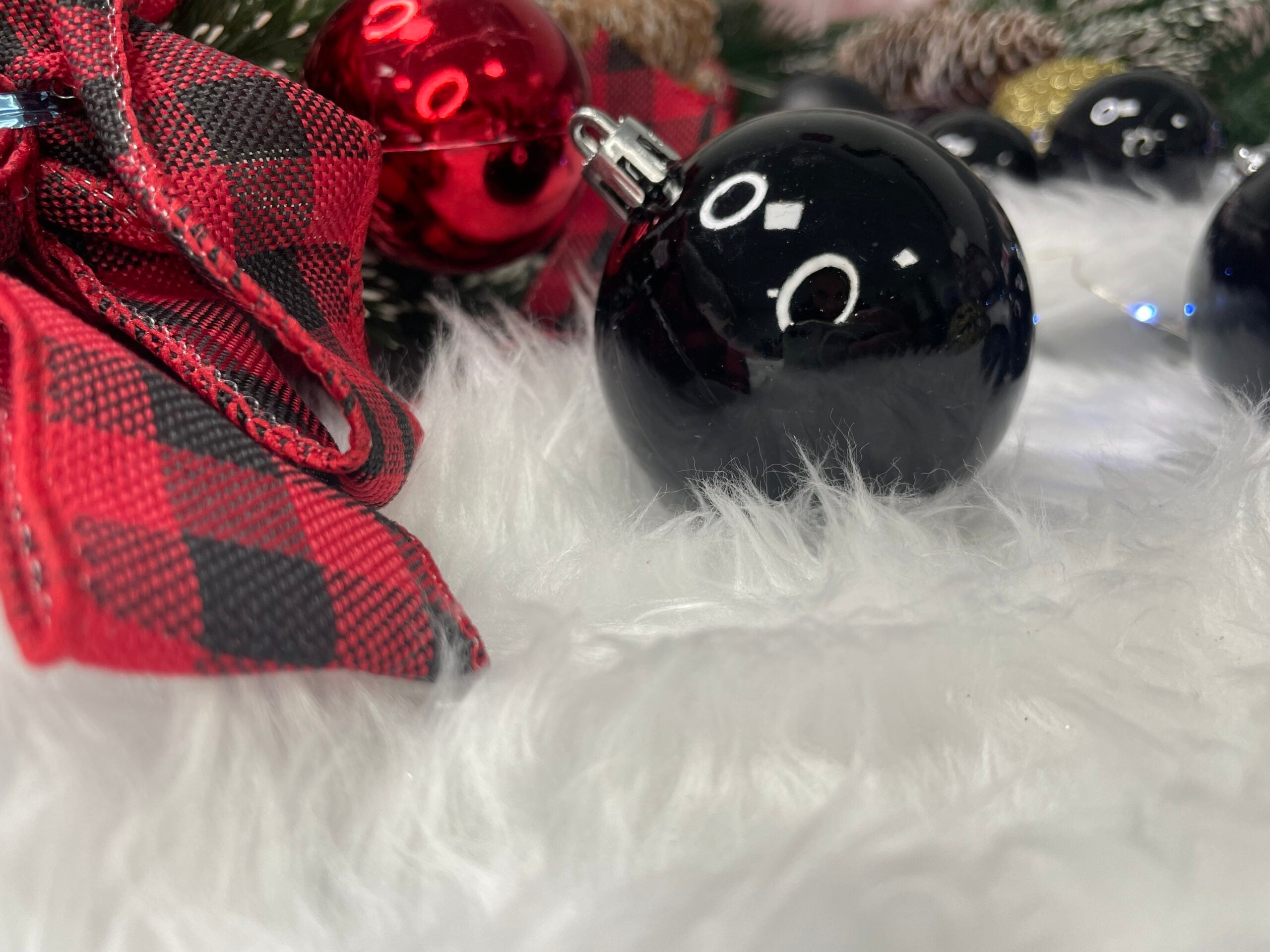 Set globuri de Craciun, 100 bucati, 3-6cm, negru auriu