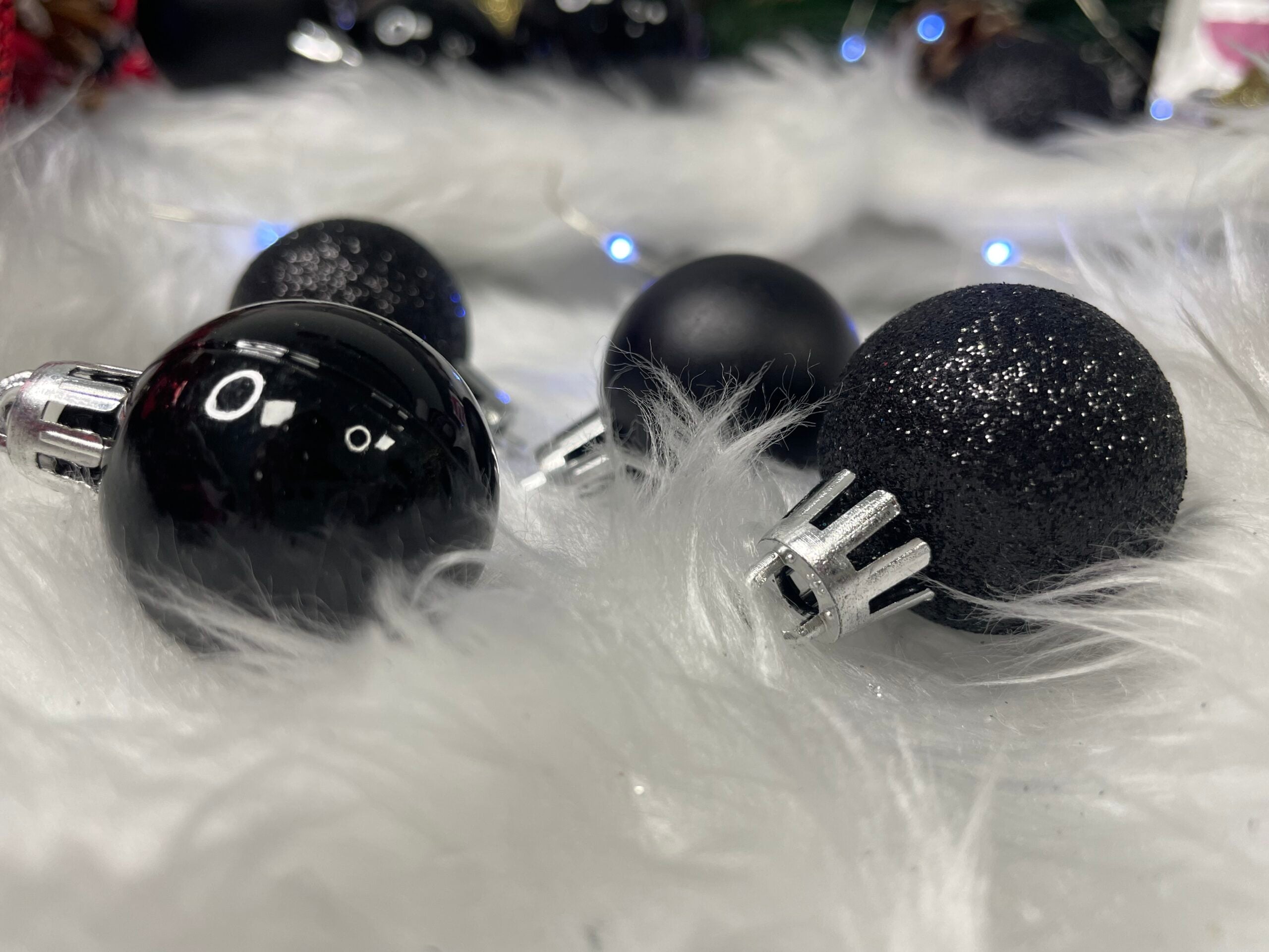 Set globuri de Craciun, 100 bucati, 3-6cm, negru auriu