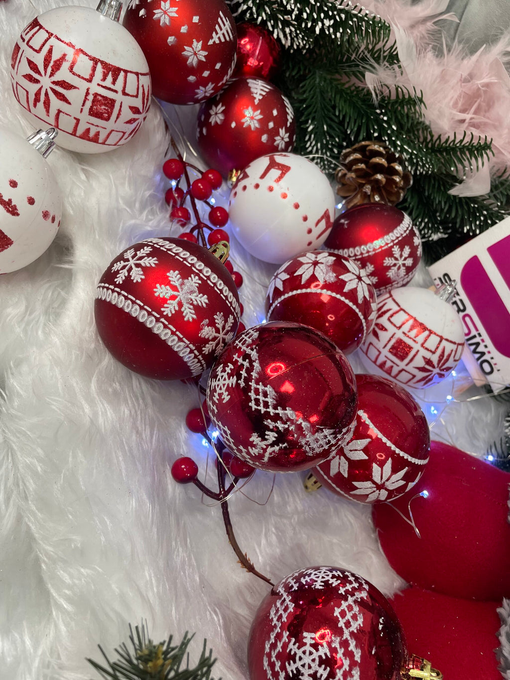 Set globuri de Craciun cu modele de sarbatori, 30 bucati, 5cm, alb rosu