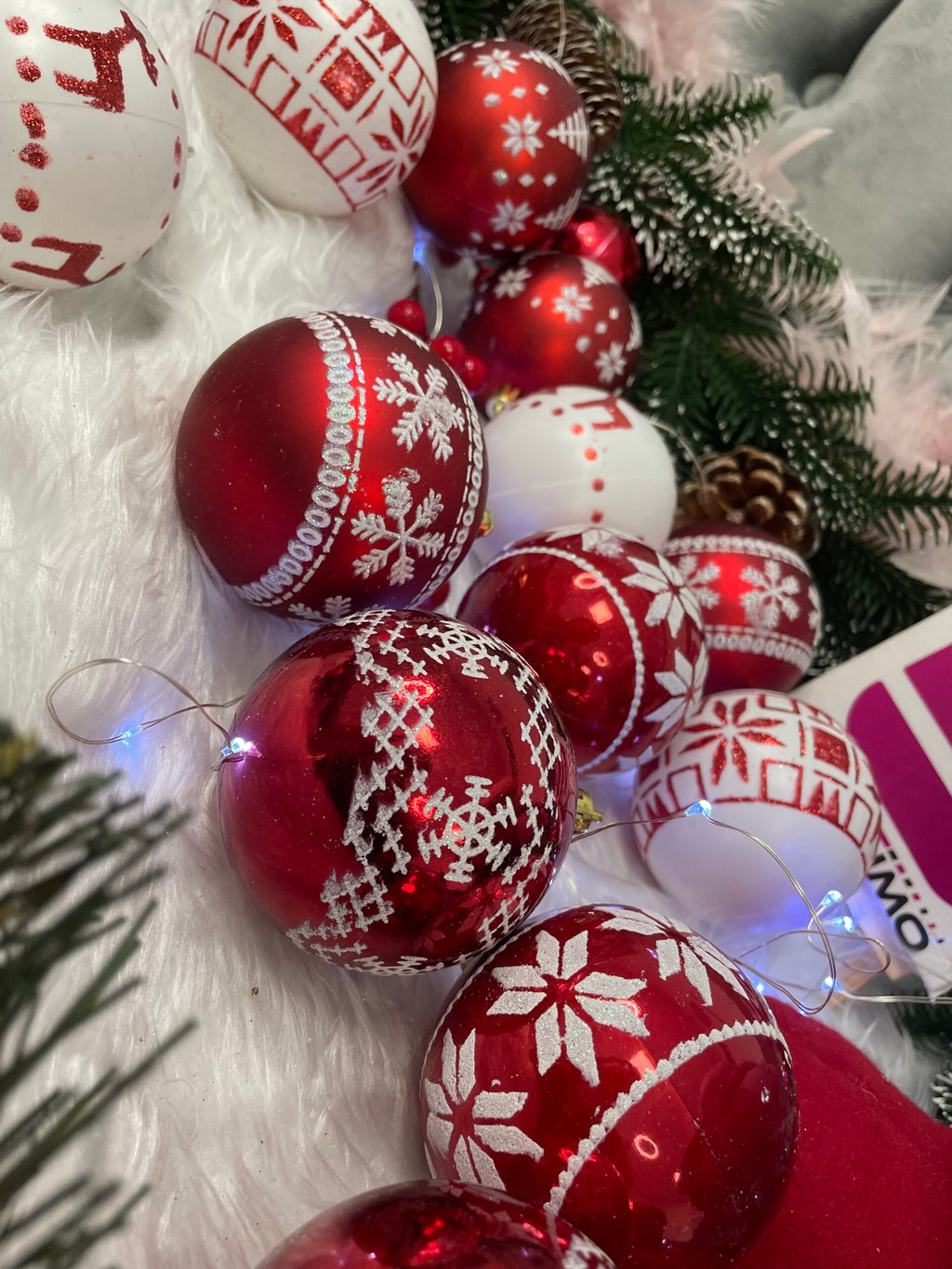 Set globuri de Craciun cu modele de sarbatori, 30 bucati, 5cm, alb rosu