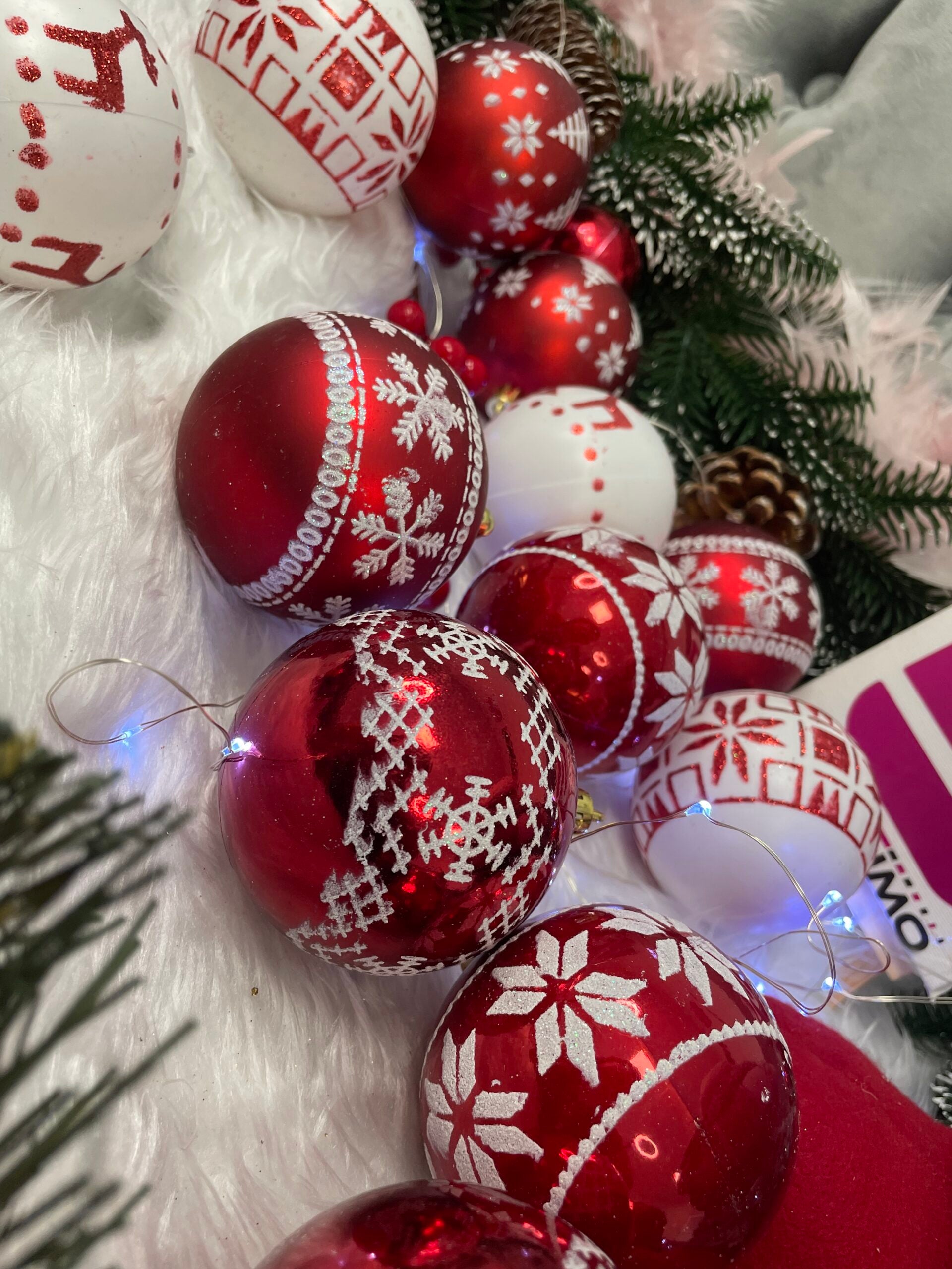 Set globuri de Craciun cu modele de sarbatori, 30 bucati, 5cm, alb rosu