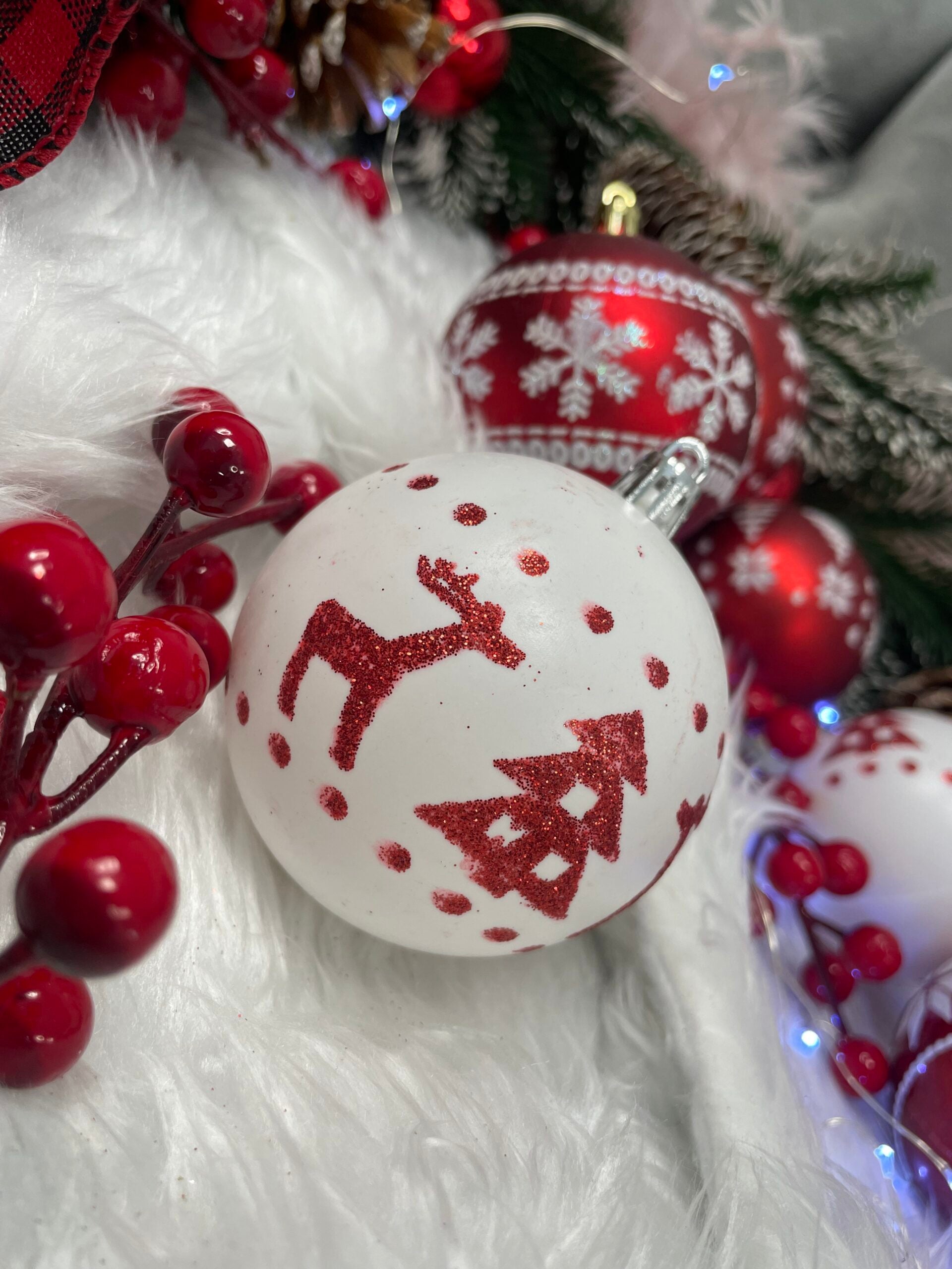 Set globuri de Craciun cu modele de sarbatori, 30 bucati, 5cm, alb rosu