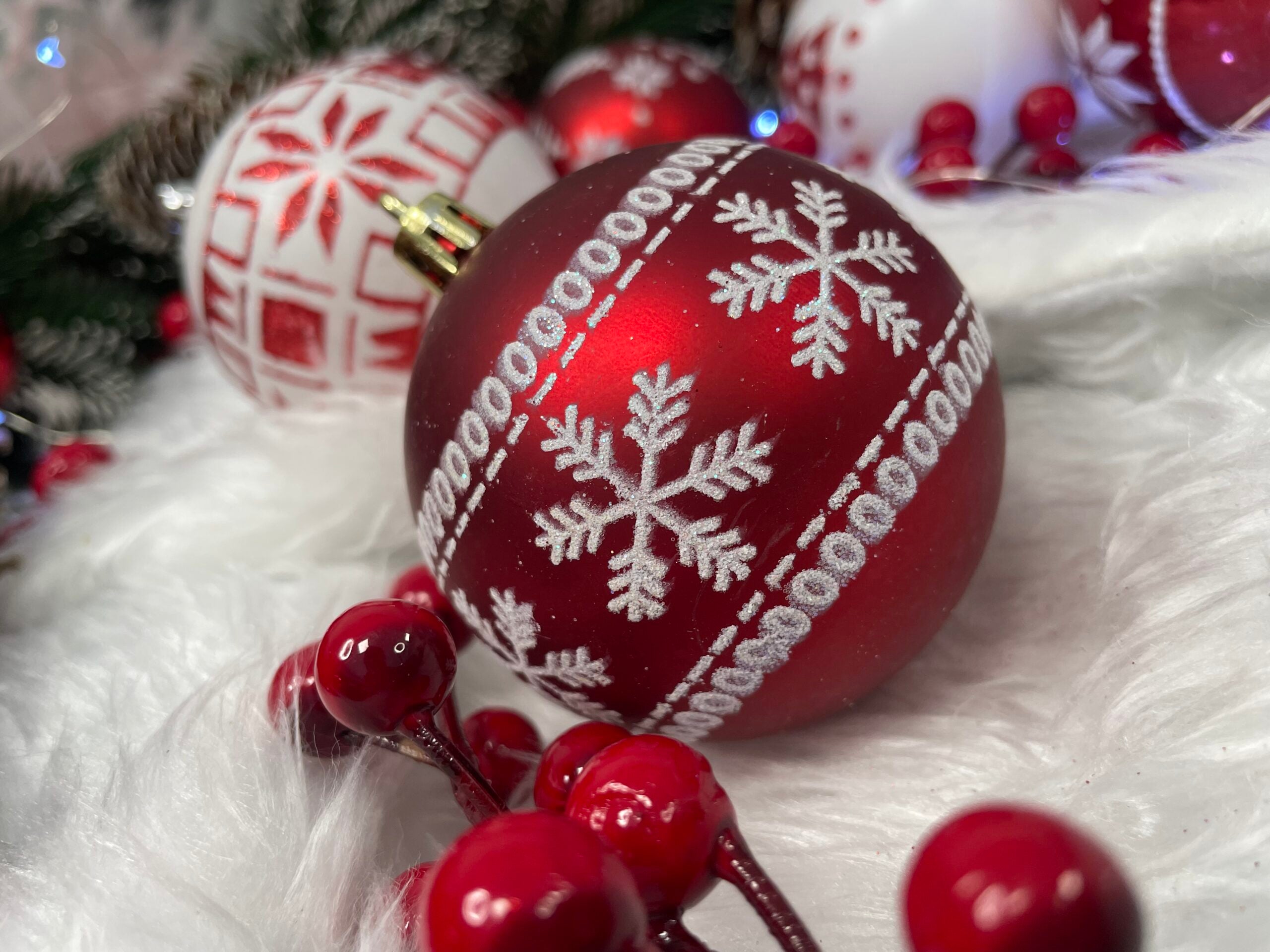 Set globuri de Craciun cu modele de sarbatori, 30 bucati, 5cm, alb rosu