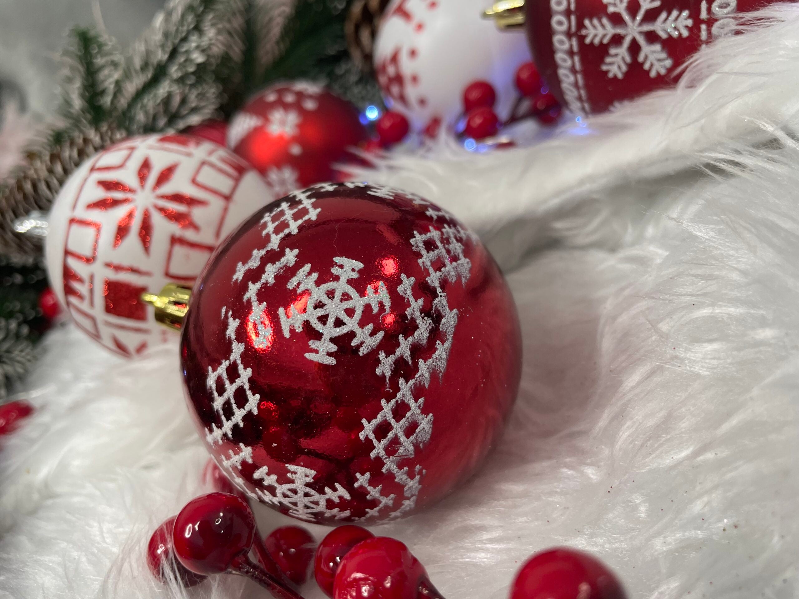 Set globuri de Craciun cu modele de sarbatori, 30 bucati, 5cm, alb rosu