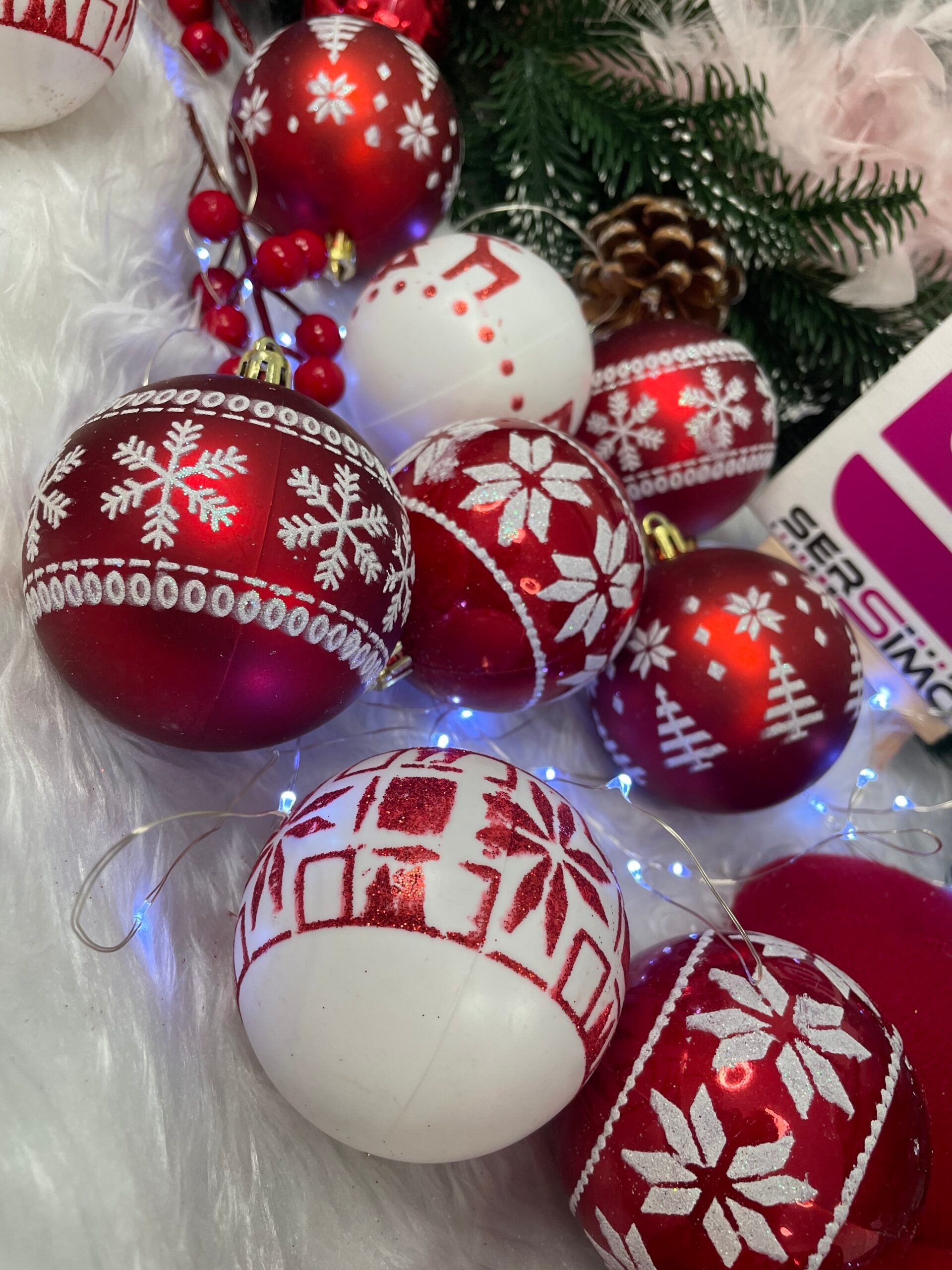 Set globuri de Craciun cu modele de sarbatori, 30 bucati, 5cm, alb rosu