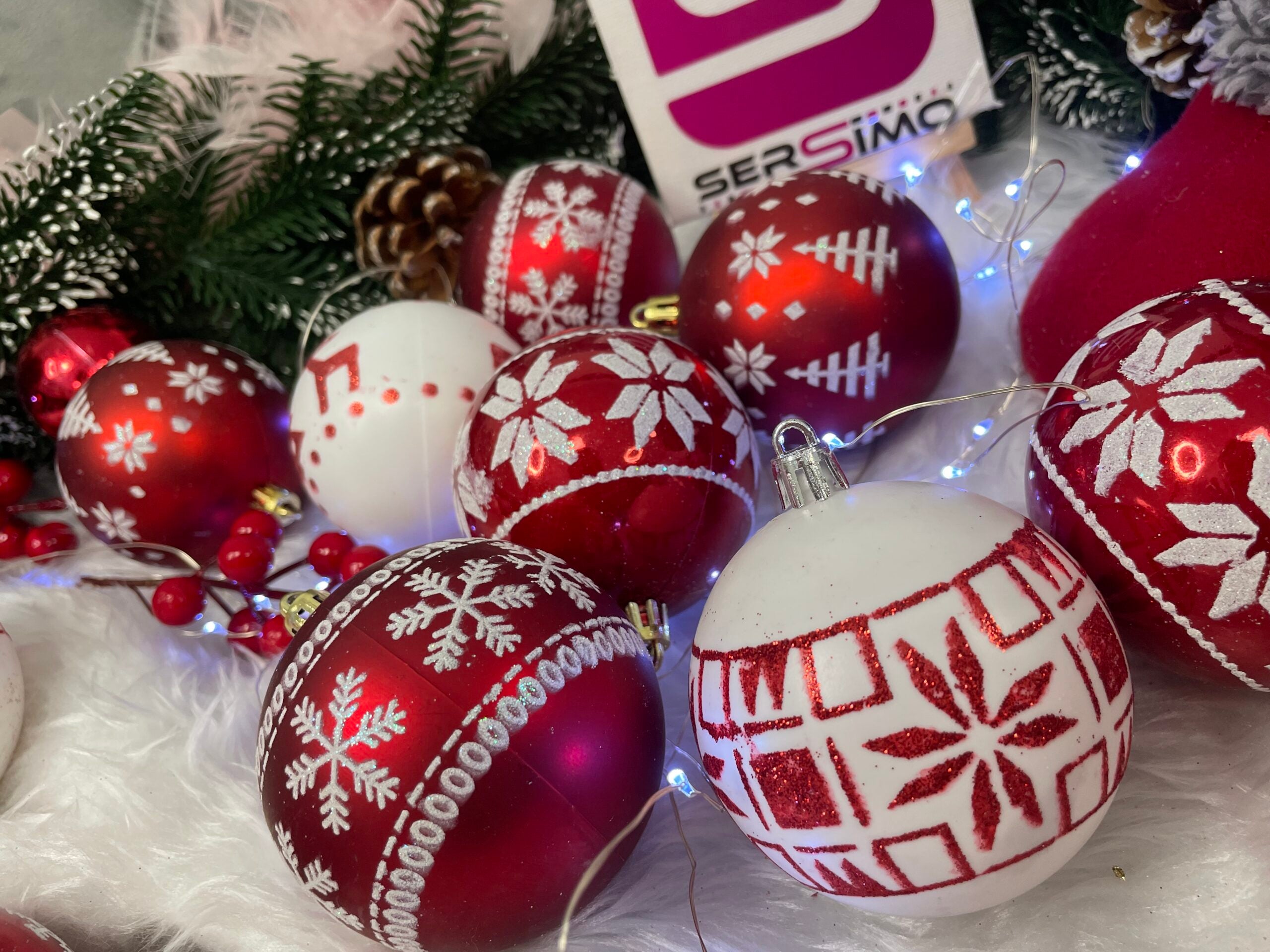 Set globuri de Craciun cu modele de sarbatori, 30 bucati, 5cm, alb rosu