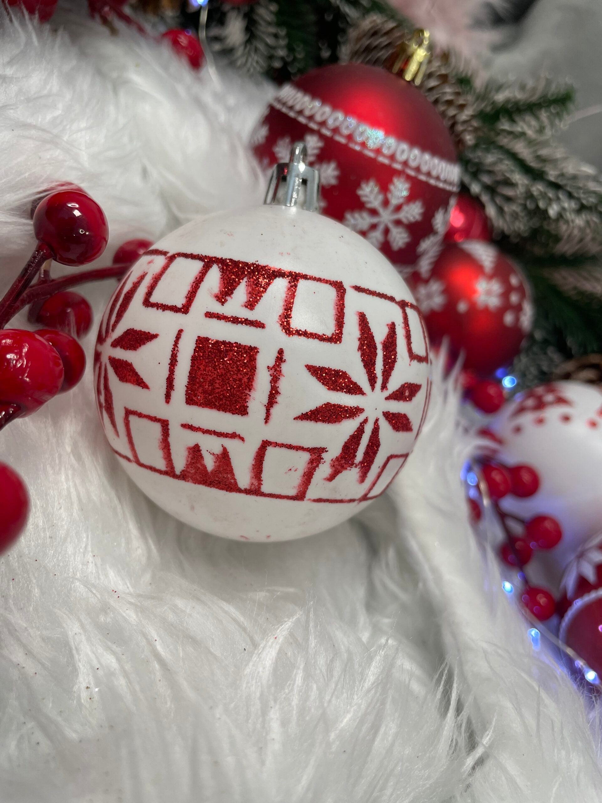 Set globuri de Craciun cu modele de sarbatori, 30 bucati, 5cm, alb rosu