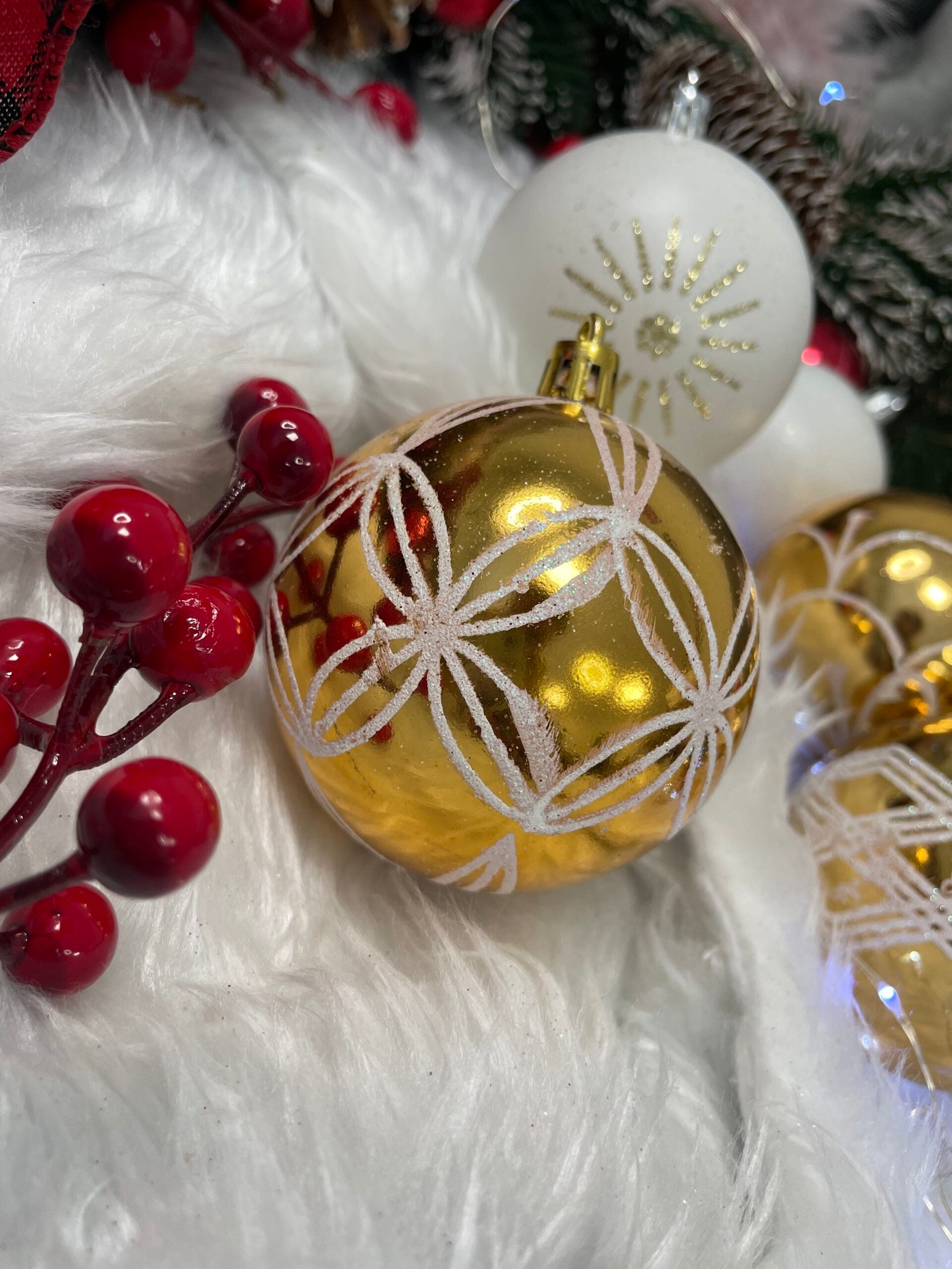 Set globuri de Craciun cu modele de sarbatori, 30 bucati, 7cm, alb auriu