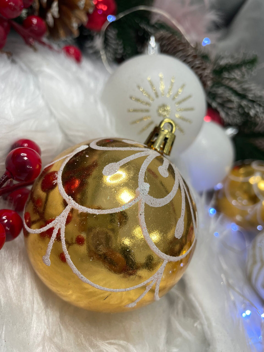 Set globuri de Craciun cu modele de sarbatori, 30 bucati, 7cm, alb auriu