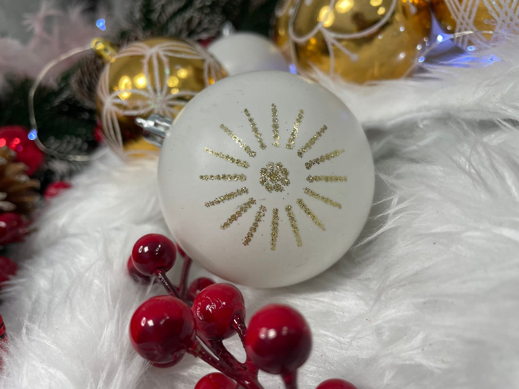 Set globuri de Craciun cu modele de sarbatori, 30 bucati, 7cm, alb auriu