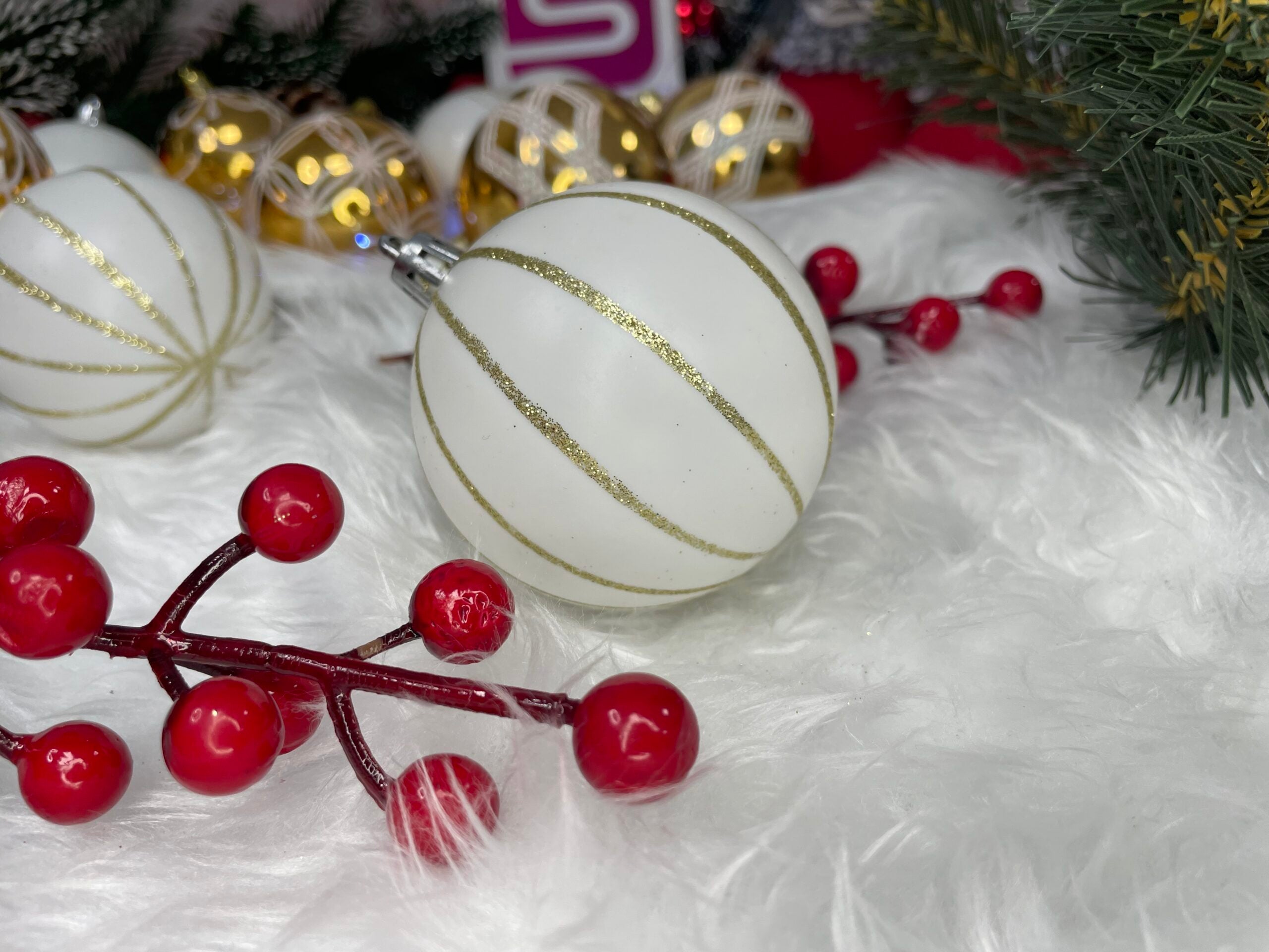 Set globuri de Craciun cu modele de sarbatori, 30 bucati, 7cm, alb auriu