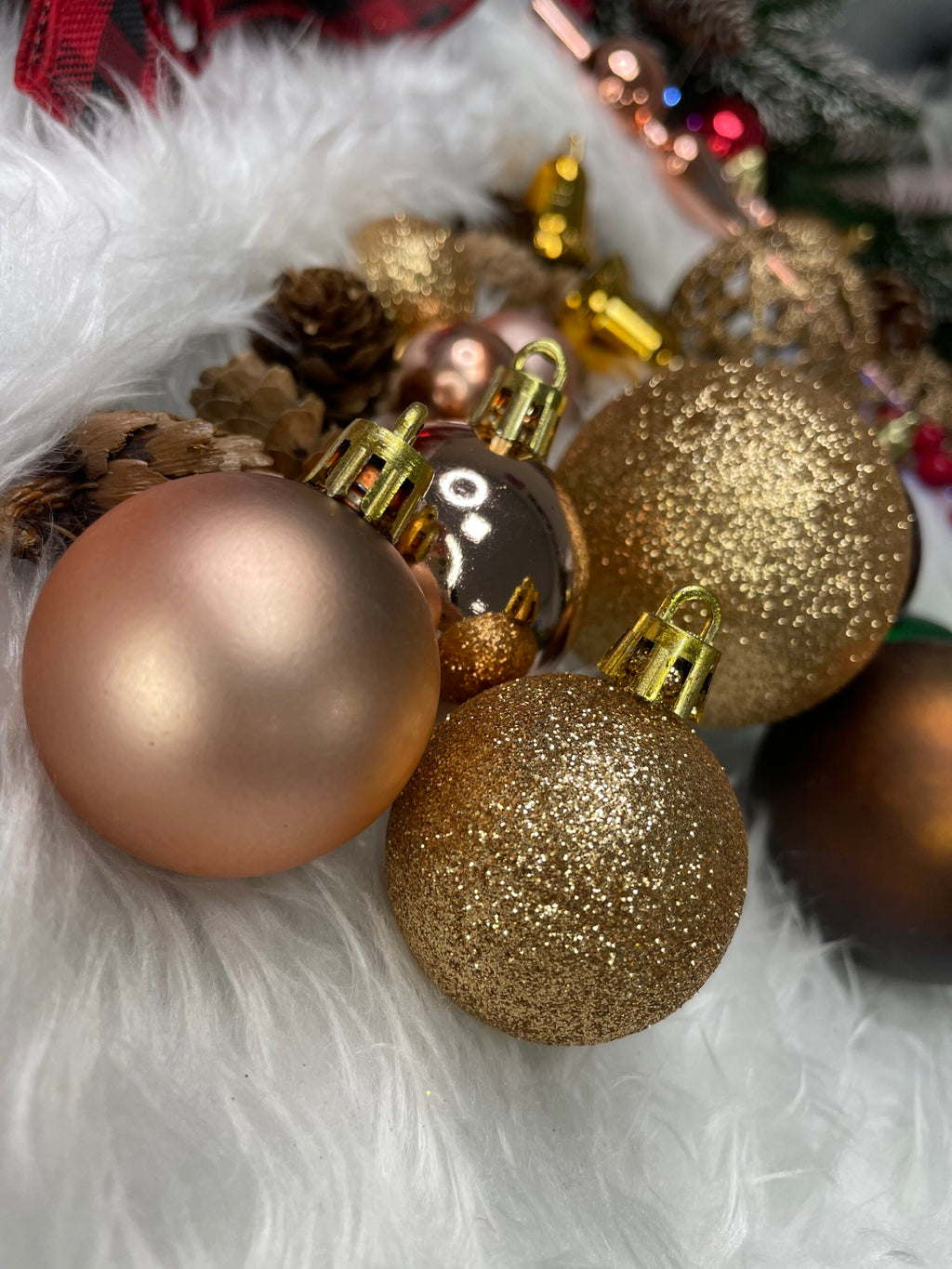 Set globuri si decoratiuni de Craciun, 101 piese, diverse dimensiuni, roz auriu