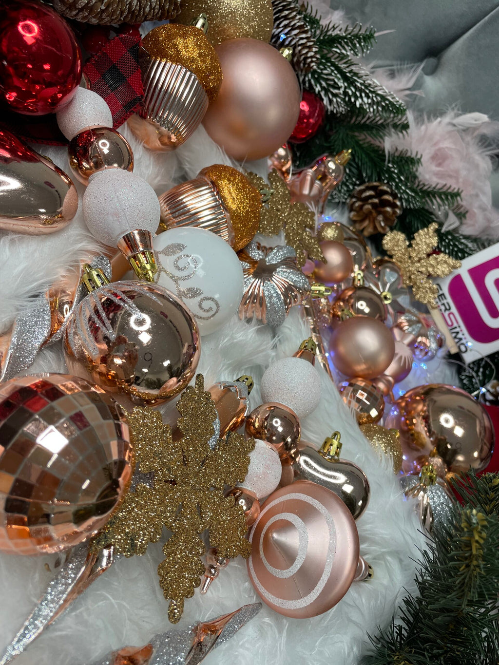 Set globuri si decoratiuni de Craciun, 152 piese, diverse dimensiuni, roz auriu