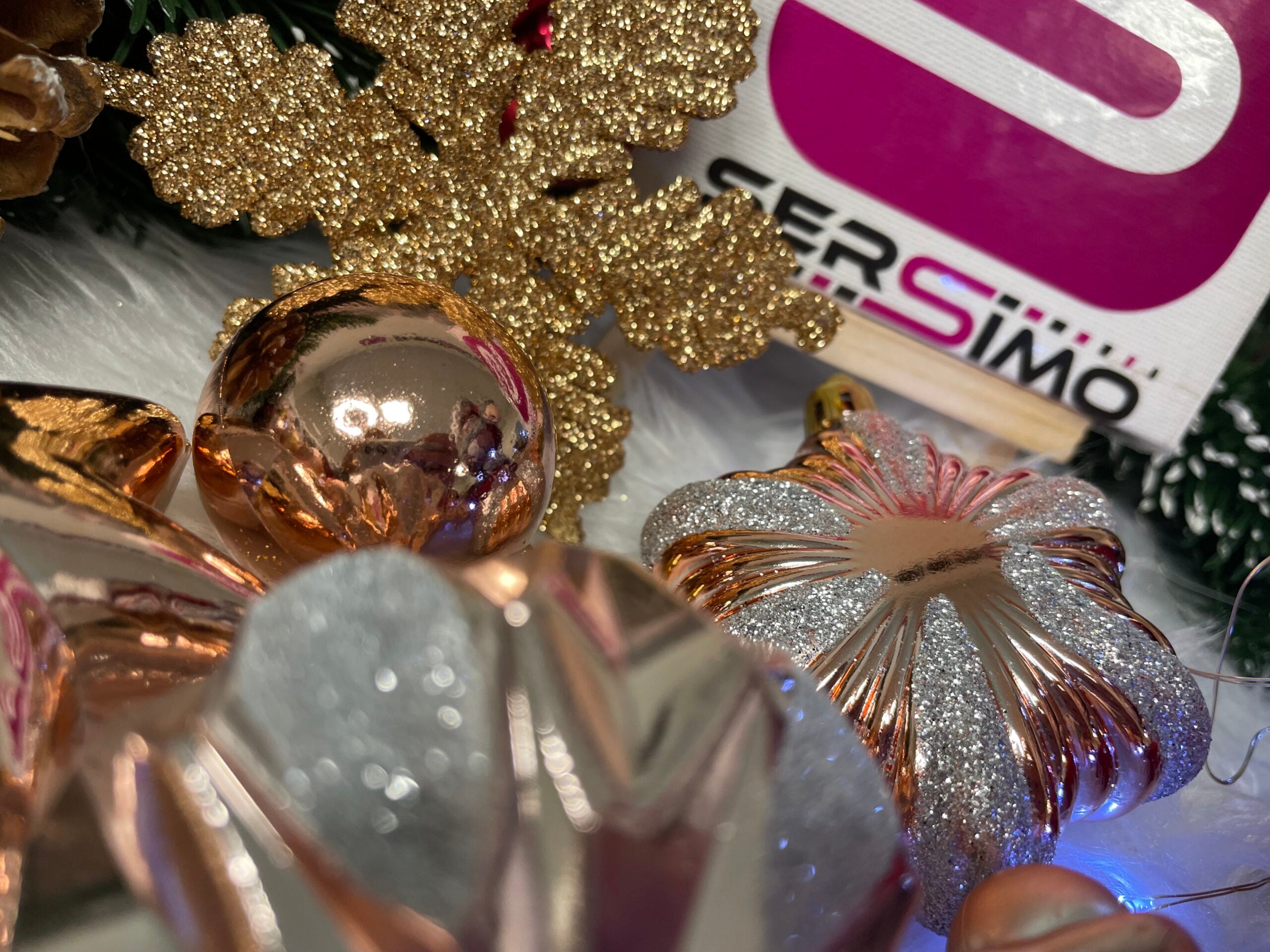 Set globuri si decoratiuni de Craciun, 152 piese, diverse dimensiuni, roz auriu