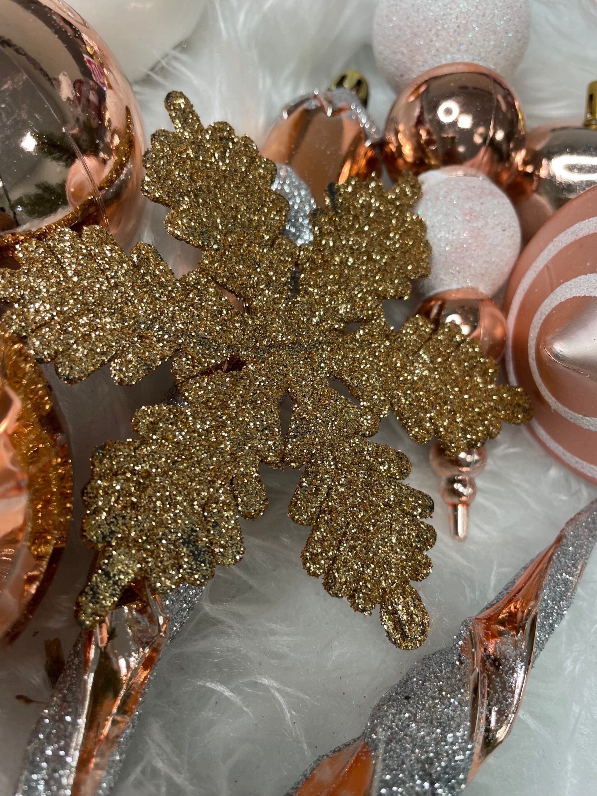 Set globuri si decoratiuni de Craciun, 152 piese, diverse dimensiuni, roz auriu