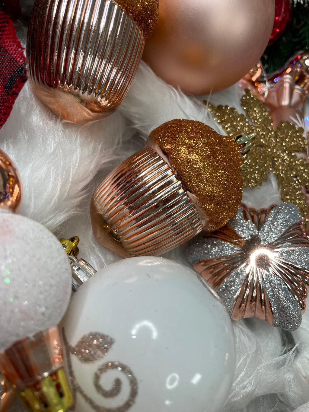Set globuri si decoratiuni de Craciun, 152 piese, diverse dimensiuni, roz auriu