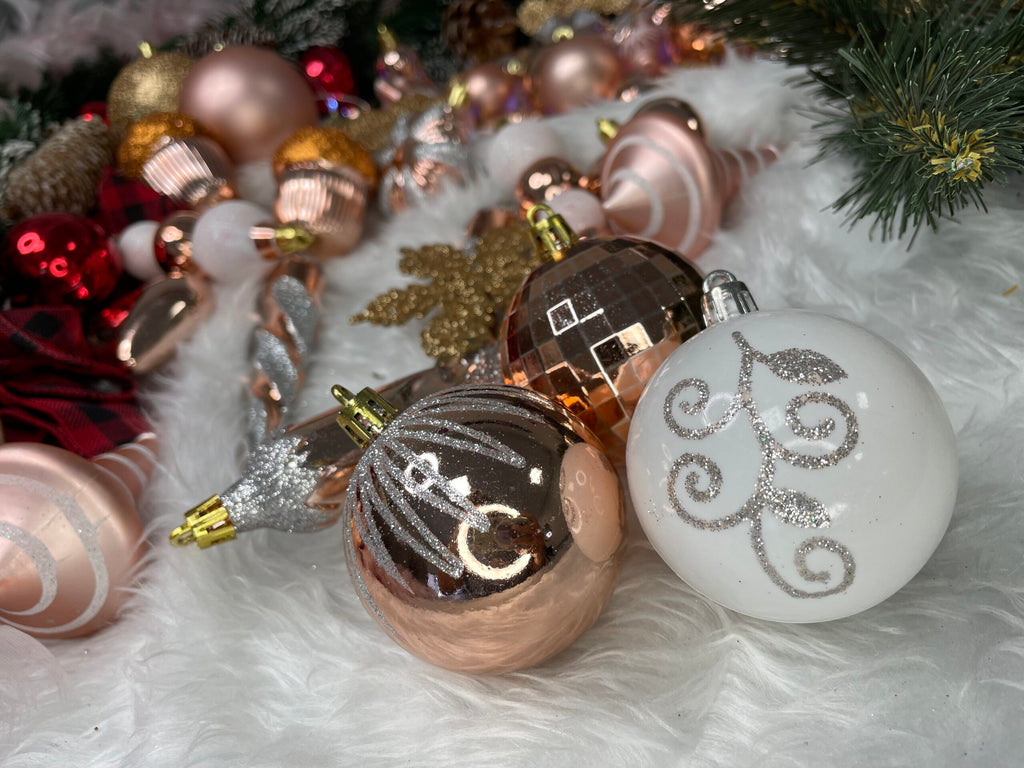 Set globuri si decoratiuni de Craciun, 152 piese, diverse dimensiuni, roz auriu