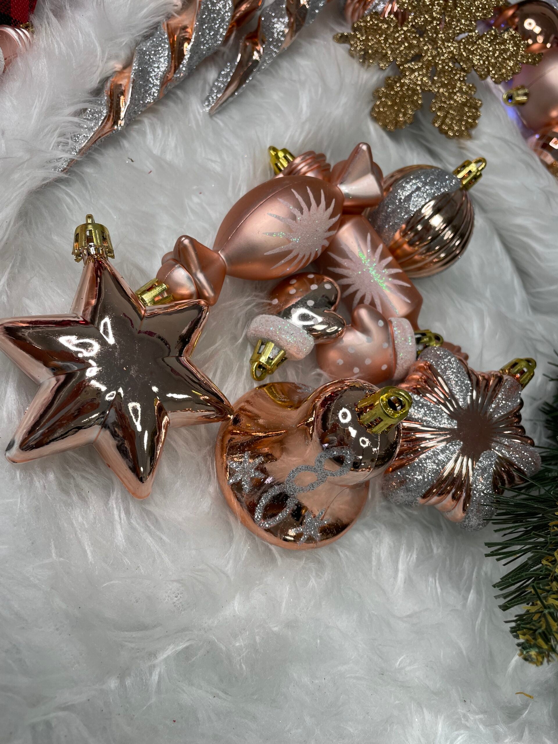 Set globuri si decoratiuni de Craciun, 152 piese, diverse dimensiuni, roz auriu