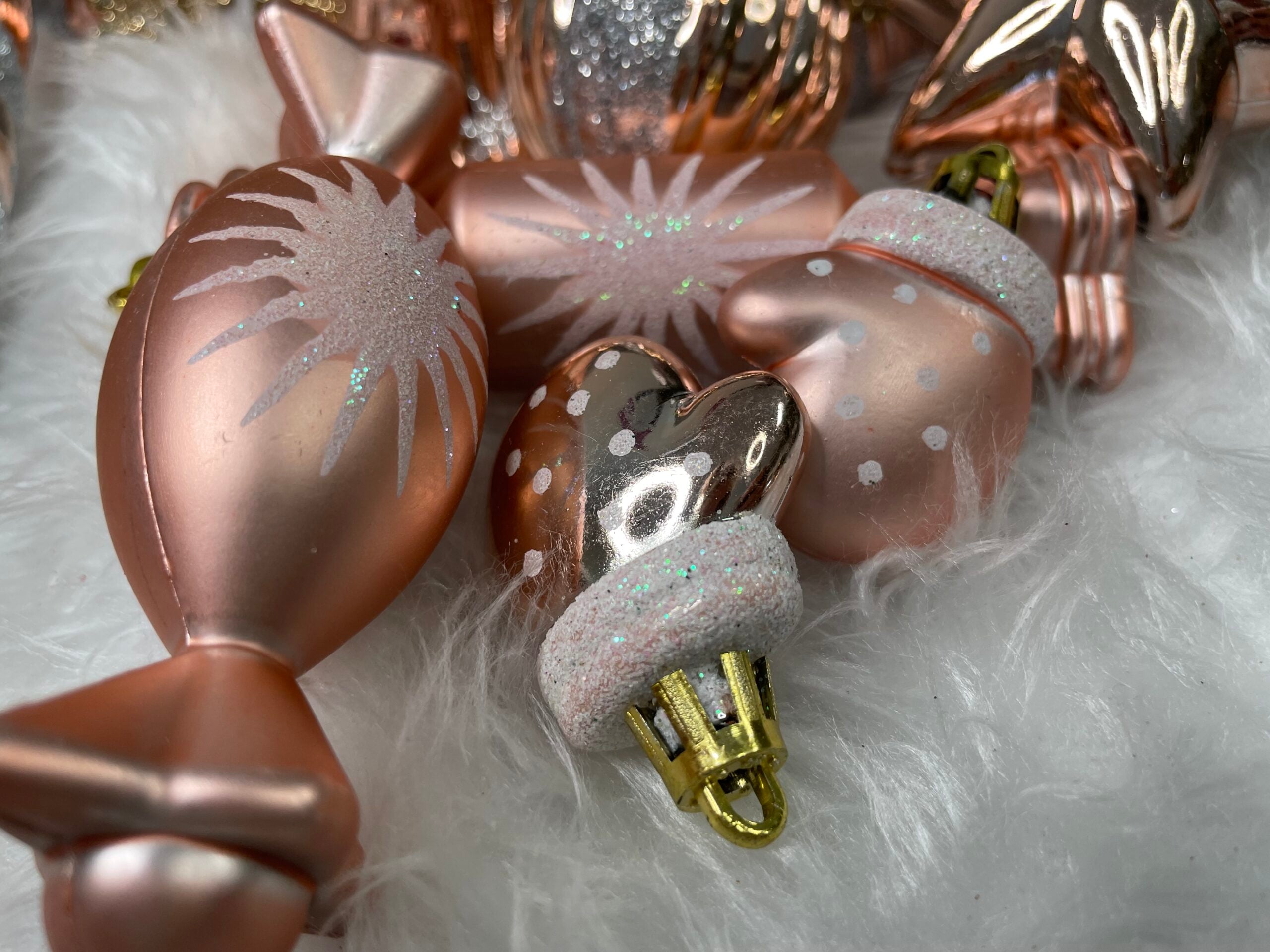 Set globuri si decoratiuni de Craciun, 152 piese, diverse dimensiuni, roz auriu