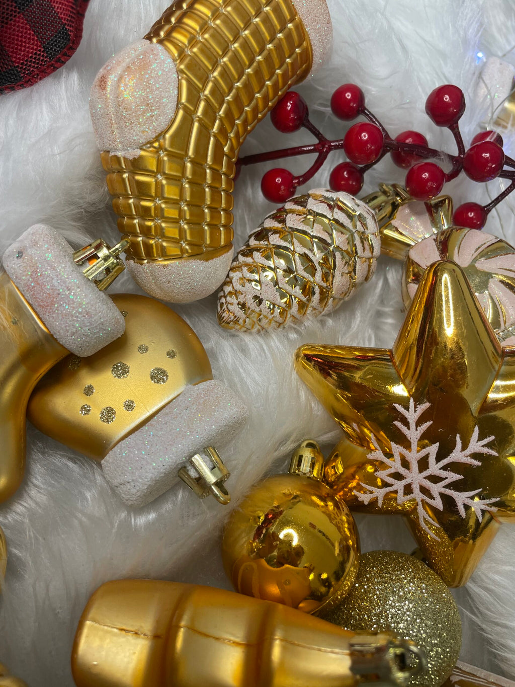 Set globuri si decoratiuni de Craciun, 77 piese, diverse dimensiuni, auriu