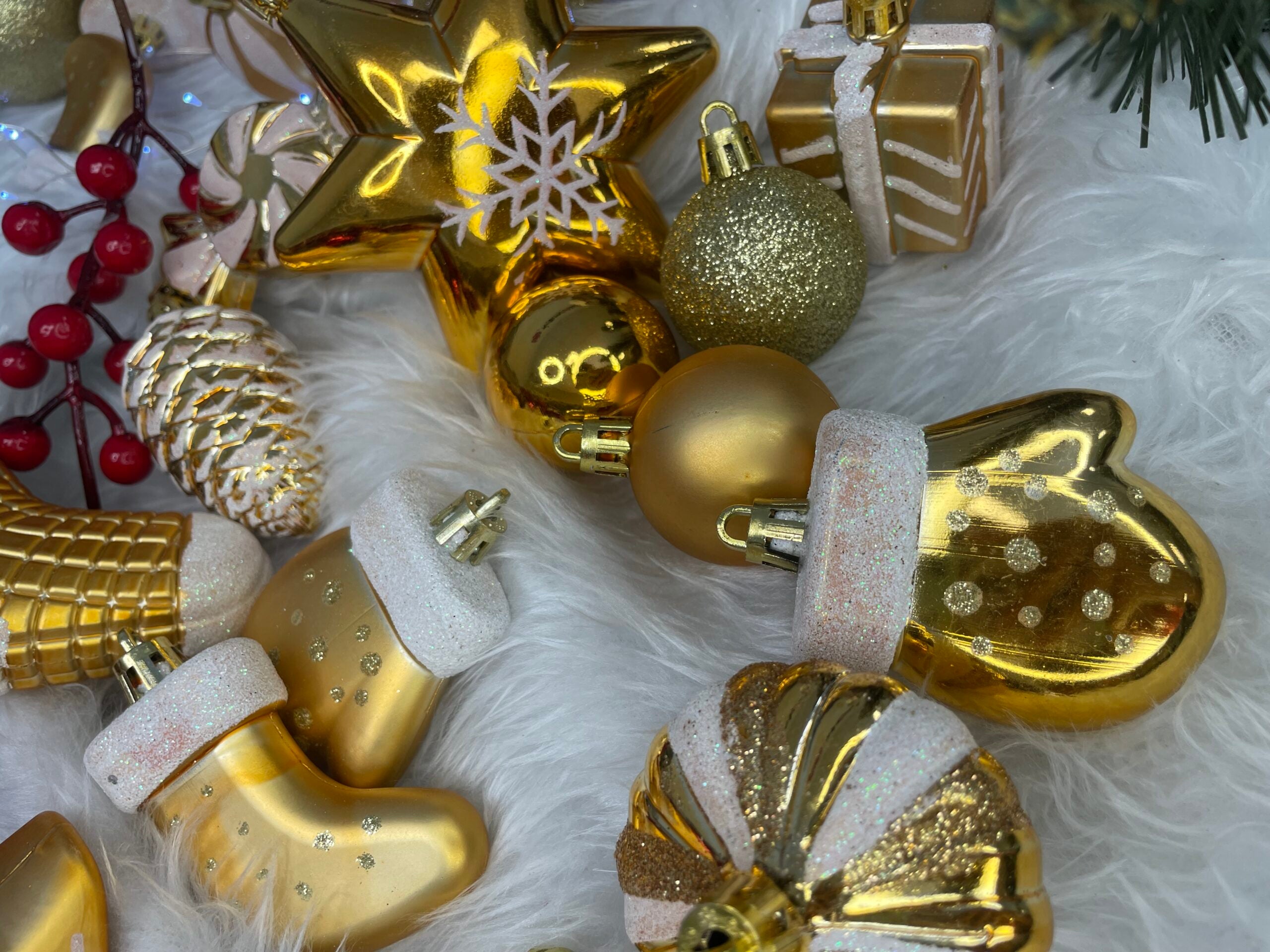 Set globuri si decoratiuni de Craciun, 77 piese, diverse dimensiuni, auriu