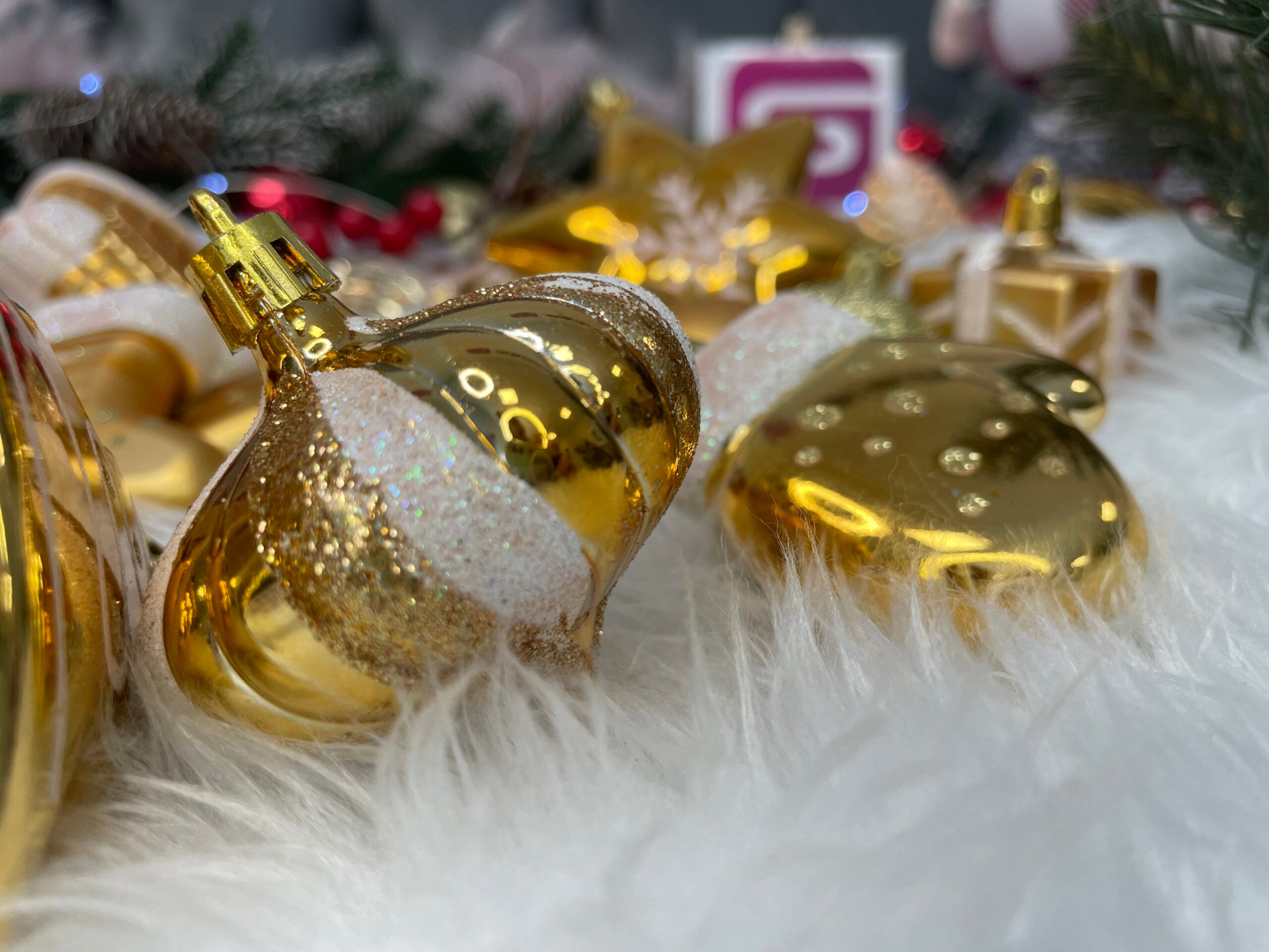 Set globuri si decoratiuni de Craciun, 77 piese, diverse dimensiuni, auriu