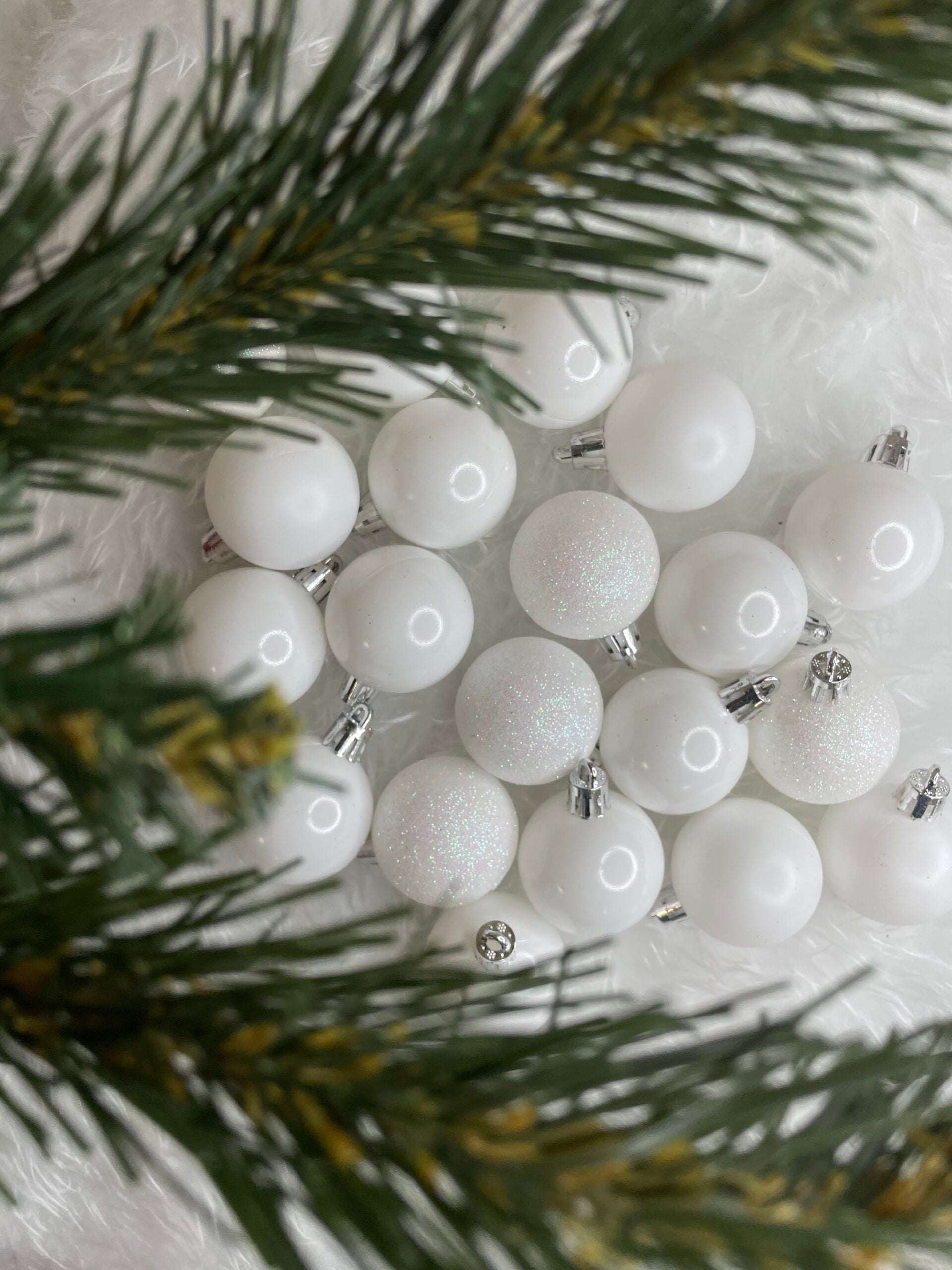 Set globuri de Craciun, 20 bucati, 3 modele, 4cm, alb