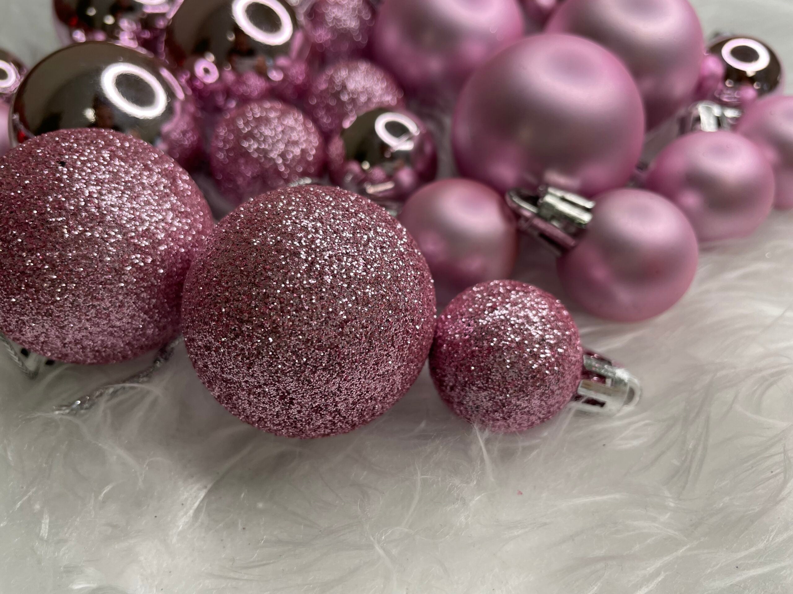 Set globuri de Craciun, 25 bucati, 3 modele, 2,5cm si 4cm, roz