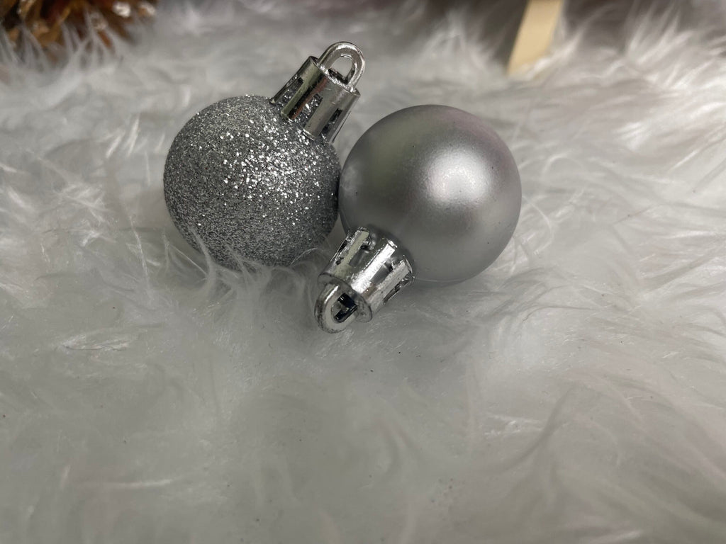 Set globuri de Craciun, 30 bucati, 3 modele, 3cm, argintiu