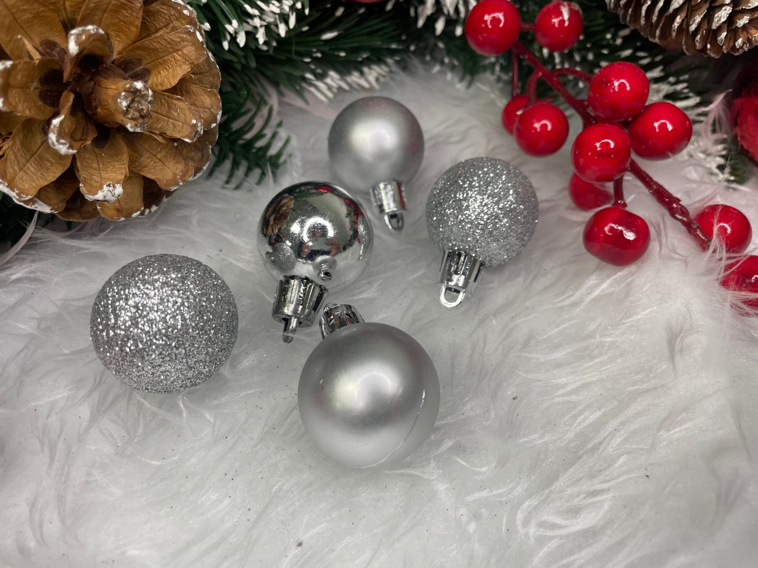 Set globuri de Craciun, 30 bucati, 3 modele, 3cm, argintiu