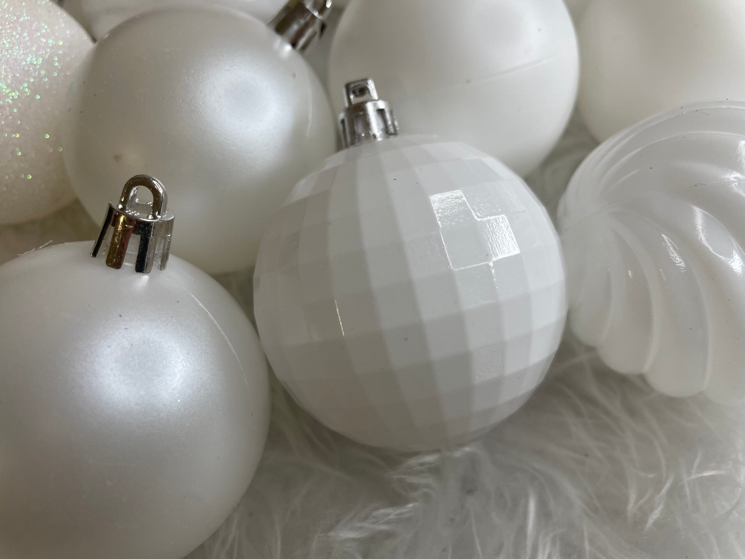 Set globuri de Craciun, 20 bucati, 5 modele, 6cm, alb