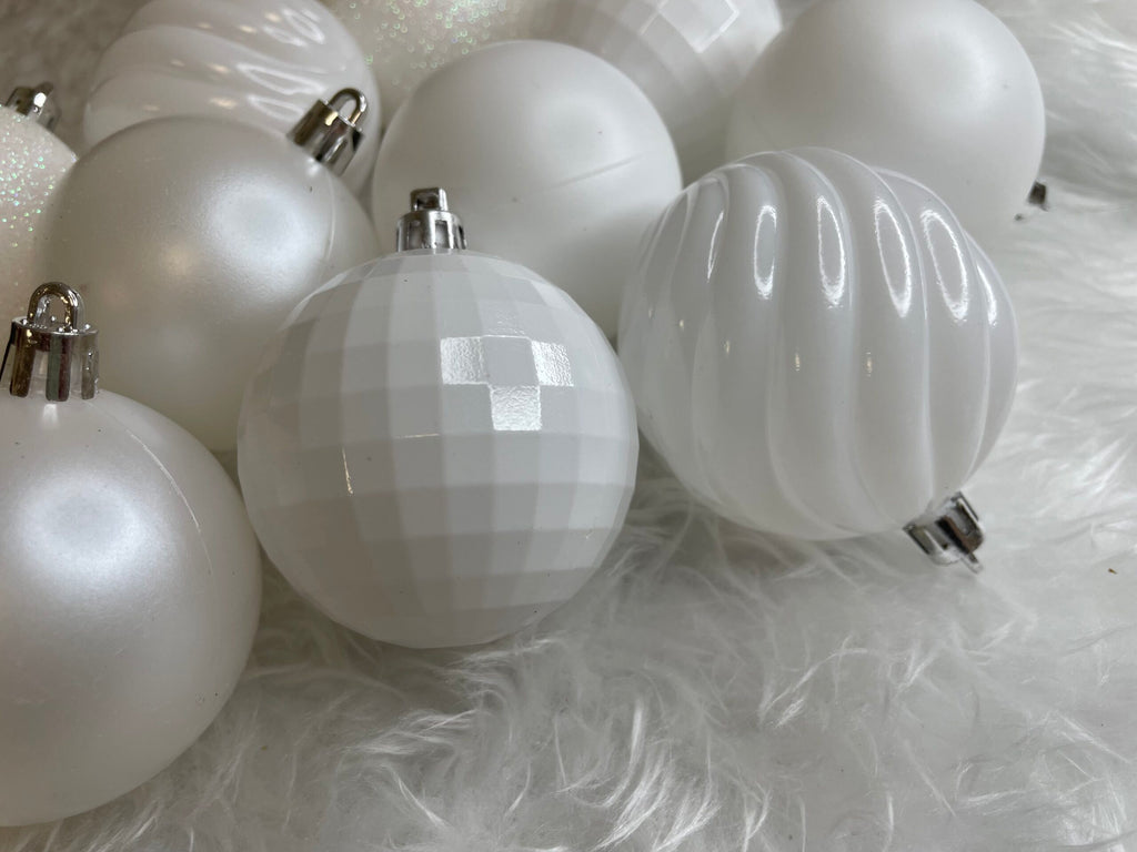 Set globuri de Craciun, 20 bucati, 5 modele, 6cm, alb
