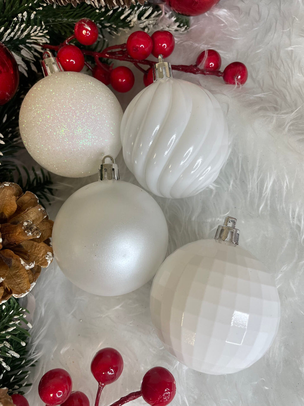 Set globuri de Craciun, 20 bucati, 5 modele, 6cm, alb