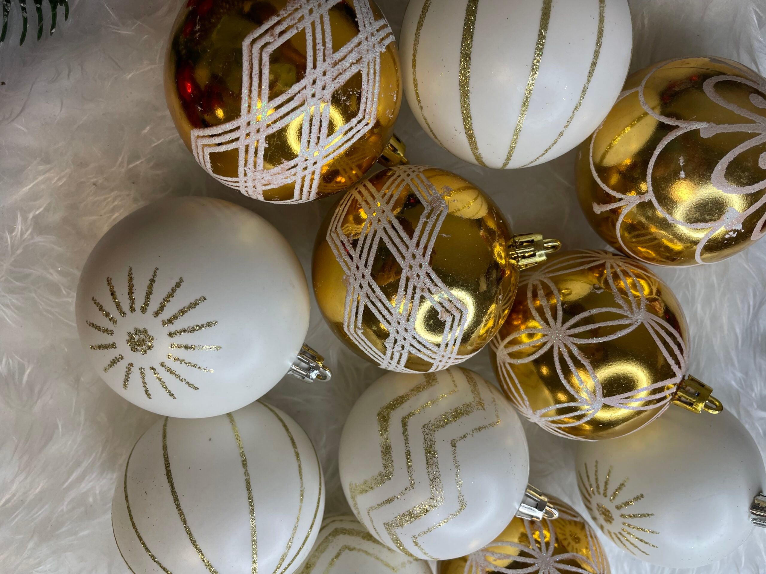 Set globuri de Craciun cu modele de sarbatori, 30 bucati, 5cm, alb auriu