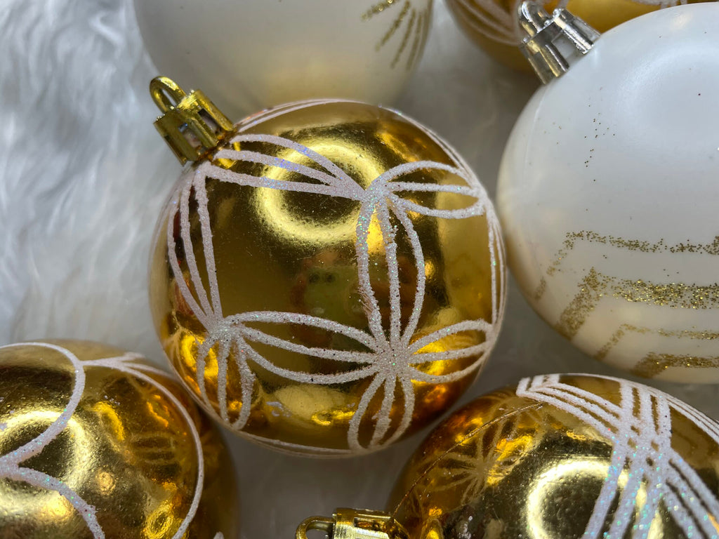 Set globuri de Craciun cu modele de sarbatori, 30 bucati, 5cm, alb auriu