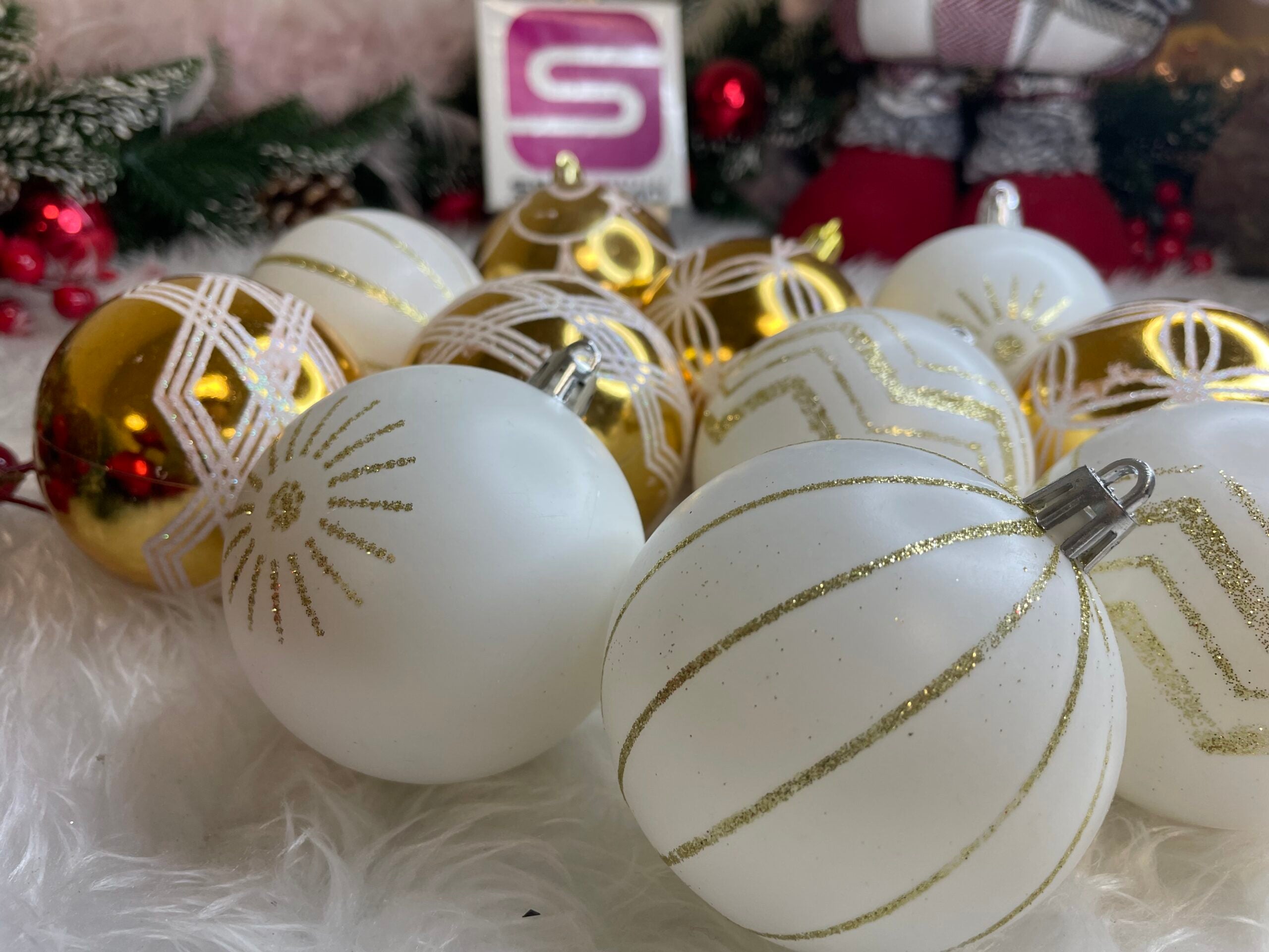 Set globuri de Craciun cu modele de sarbatori, 30 bucati, 5cm, alb auriu