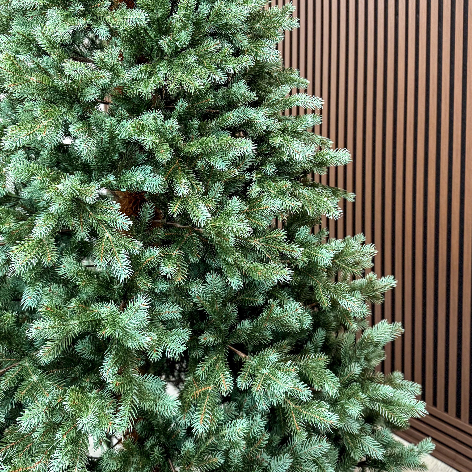 Brad artificial , Hollandia, verde cu varfuri argintii, integral 3D, 230 cm